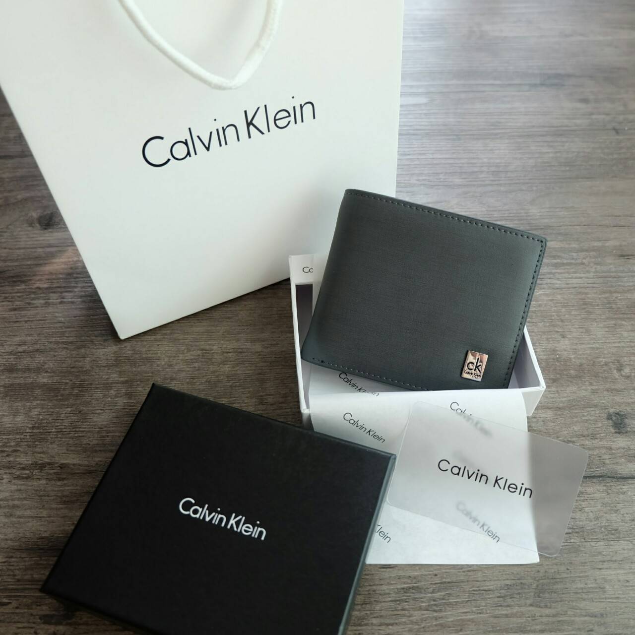 Calvin Klein Short Wallet กระเป๋าสตางค์ใบสั้น ด้านหน้าตกแต่งด้วยโลหะเงิน ปั๊มแบรนด์ จะมอบเป็นของขวัญหรือใช้เองก็แนะนำค่ะ