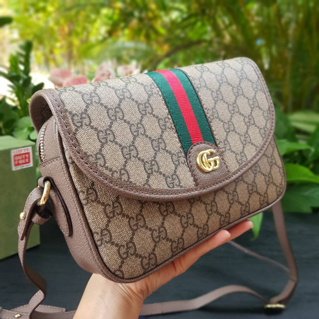 GUCCI Ophidia mini GG shoulder bag กระเป๋าถือ กระเป๋าสะพายทรงสวย ดีไซน์ที่เป็นเอกลักษณ์ จะถือเป็นครัช สะพายไหล่ หรือครอสบอดี้ก็สวยลงตัวได้ทุกสไตล์