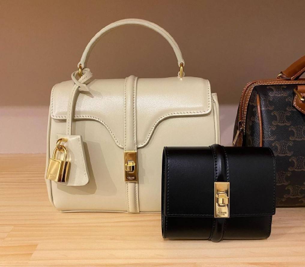 CELINE SHORT WALLET VIP GIFT WITH PURCHASE (GWP) พรีเมี่ยมกิ๊ฟ Limited จาก CELINE HAUTE PARFUME DUTYFREE COUNTER หนังแท้ CalfSkin เรียบสวยอยู่ทรงมีโลโก้ด้านหน้าเปิดปิดด้วยตัวล๊อคบิดอะไหล่ทองปั้มโลโก้ภายในมีช่องแบ่งหลายช่อง มีช่องใส่บัตรหลายช่อง ช่องใส่เหร