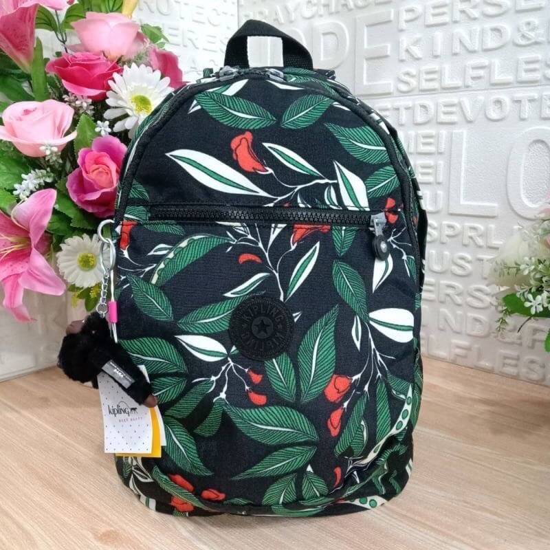 Kipling backpack size M 👍กระเป๋าคอลเลคชั่น Kipling 👍กระเป๋าเป้ ผ้าโพลีเอสเตอร์+ไนล่อน 👍มีหูหิ้วด้านบน 👍สายสะพายหลังปรับระดับได้ 👍มี3ซิปใส่ของ ช่องใหญ่ใส่โนตบุ๊คได้ 👍ด้านข้างมีกระเป๋าเล็กอีก2ข้าง ลายใหม่จาก K