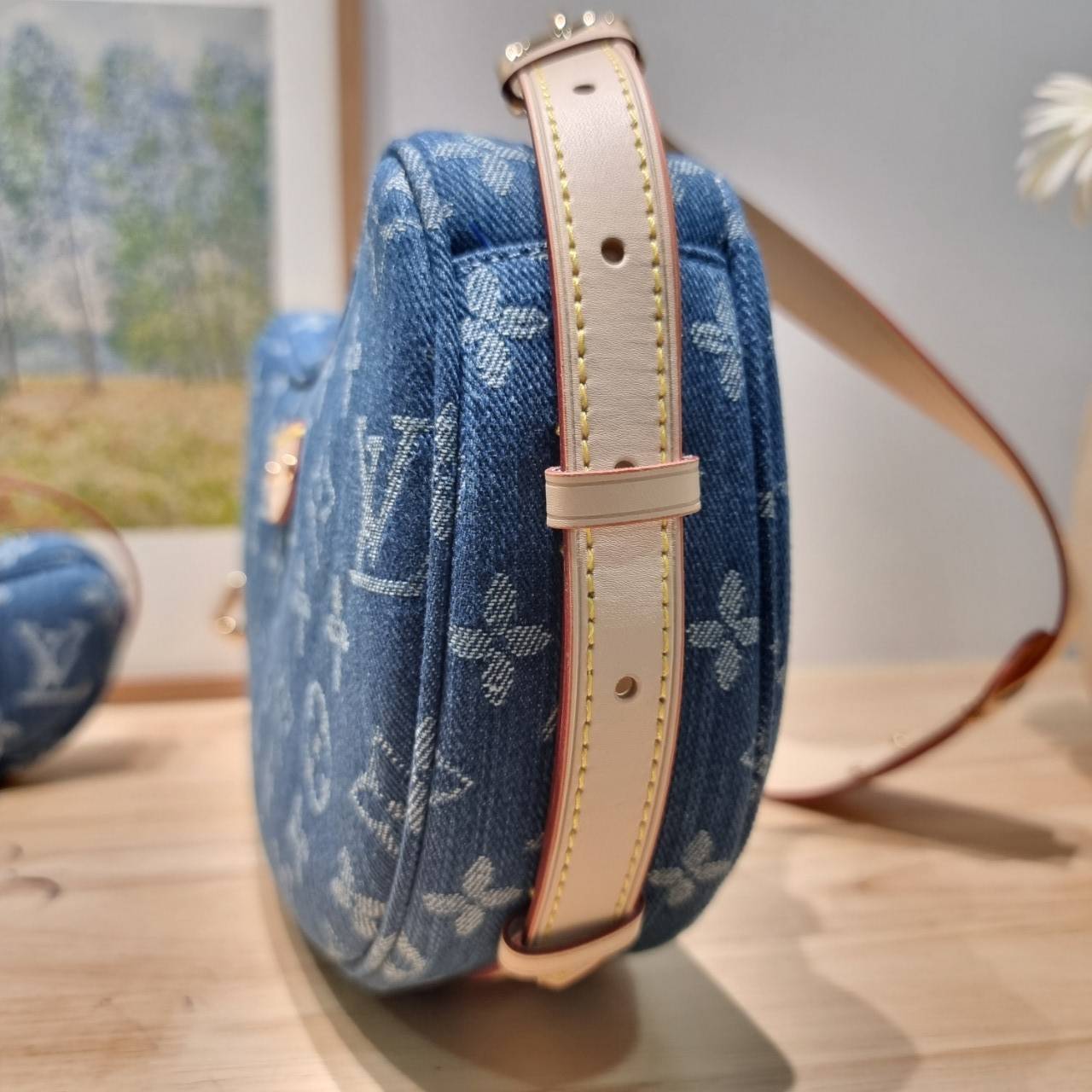 LV croissant denim bag กระเป๋าทรงครัวซองต์ ใหม่ล่าสุด สวยชิค ฉ่ำก่อนใคร ด้วยดีไซน์สุดเก๋แบบทำถึง เพิ่มดีเทลน่าใช้ด้วยใบลูก ที่แยกออกมาใช้ได้
