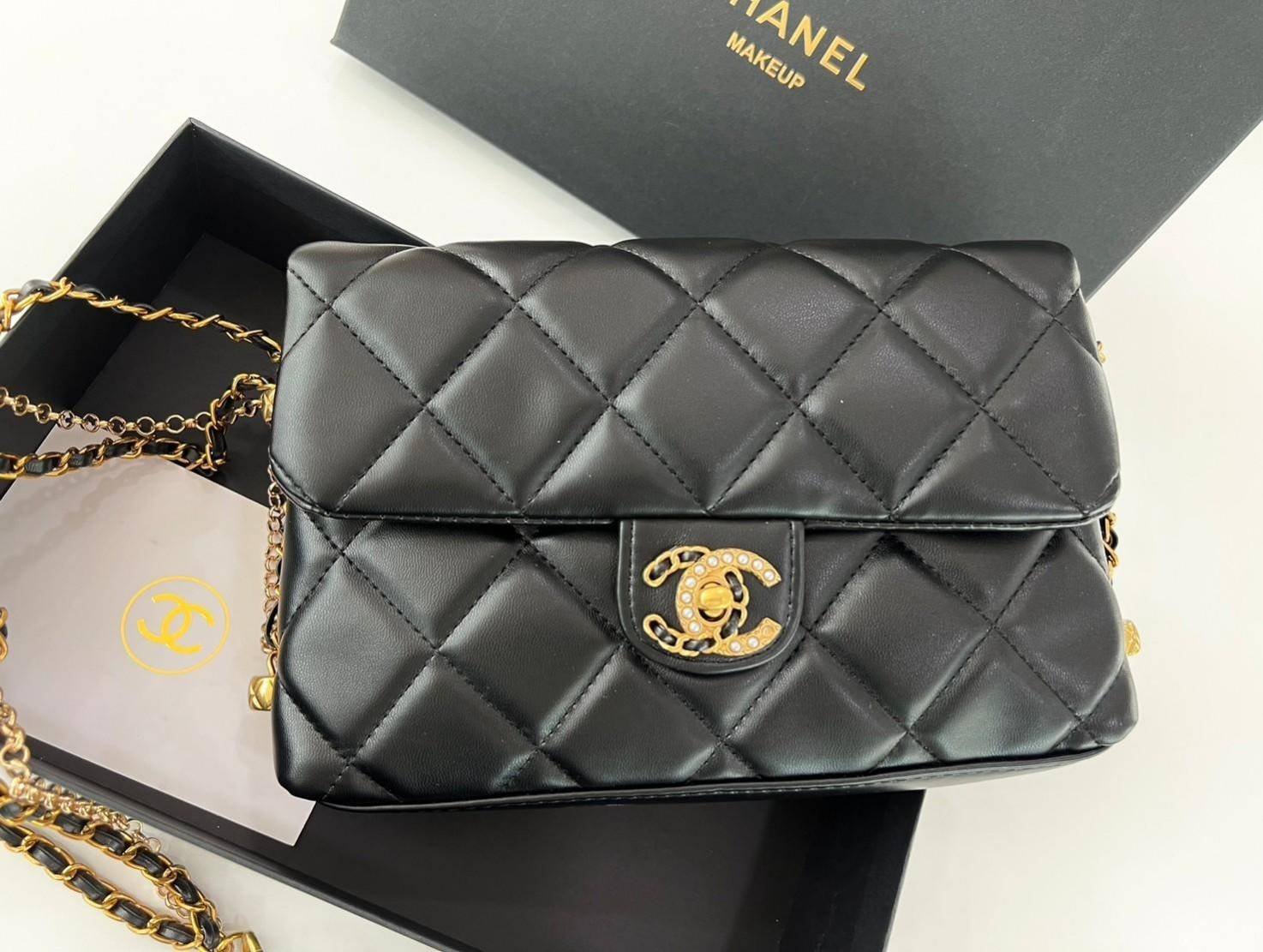 CHANEL flap bag with chain and pearl logo / CHANEL BAG VIP วัสดุหนังแกะสังเคราะห์นุ่ม ลื่น มันเงา อะไหล่ทองหรูหรา