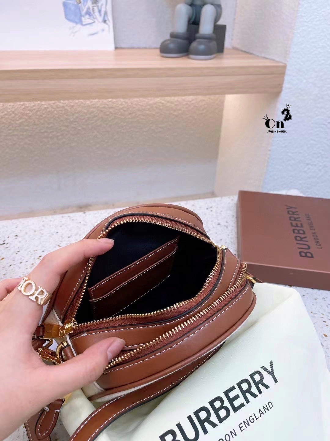 VIP 🥂 Burberry Logo Graphic Canvas And Leather Louise Bag / Burberry Fragrances Crossbody Bag กระเป๋าสะพายทรงกลม ผ้าแคนวาสตัดขอบหนังหน้าโลโก้แบรนด์ พร้อมสายยาวครอสบอดี้ได้ เปิด-ปิด ด้วยซิป ภายในโล่ง ใส่ Iphone + ได้ สายยาวถอดสายได้ ปรับระดับได้ จะ