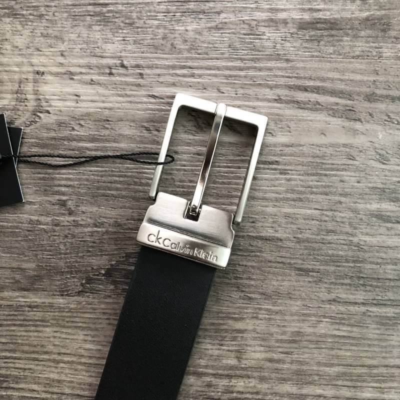 Calvin Klein Belt เข็มขัดคุณผู้ชายหนังเรียบ ใช้ได้ 2 ด้าน จะมอบเป็นของขวัญหรือใช้เองก็แนะนำค่ะ อุปกรณ์ : ที่เจาะรูเข็มขัด + ถุงผ้า+ ถุงกระดาษ + กล่องแบรนด์