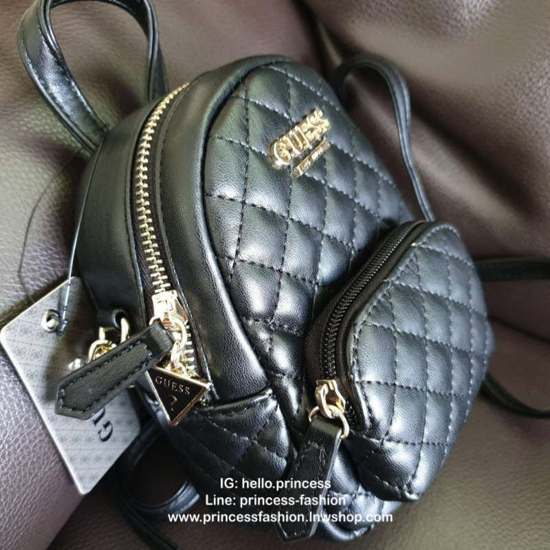 กระเป๋าสะพายข้าง Guess ด้านหน้าติดชื่อแบรนด์ มีช่องซิปด้านหน้า ด้านบนเป็นช่องเปิดปิดซิปมีสัญลักษณ์แบรนด์ติดที่ตัวจับซิปด้วย ด้านในเป็นช่องกว้าง มีช่องเสียบสิ่งของด้วยค่ะ ตัวสายสะพายเป็นโซ่ตัดต่อกับสายหนัง สามารถปรับระดับได้ สวยเก๋ขนาดนี้ รีบมาจับมาจองเป็น
