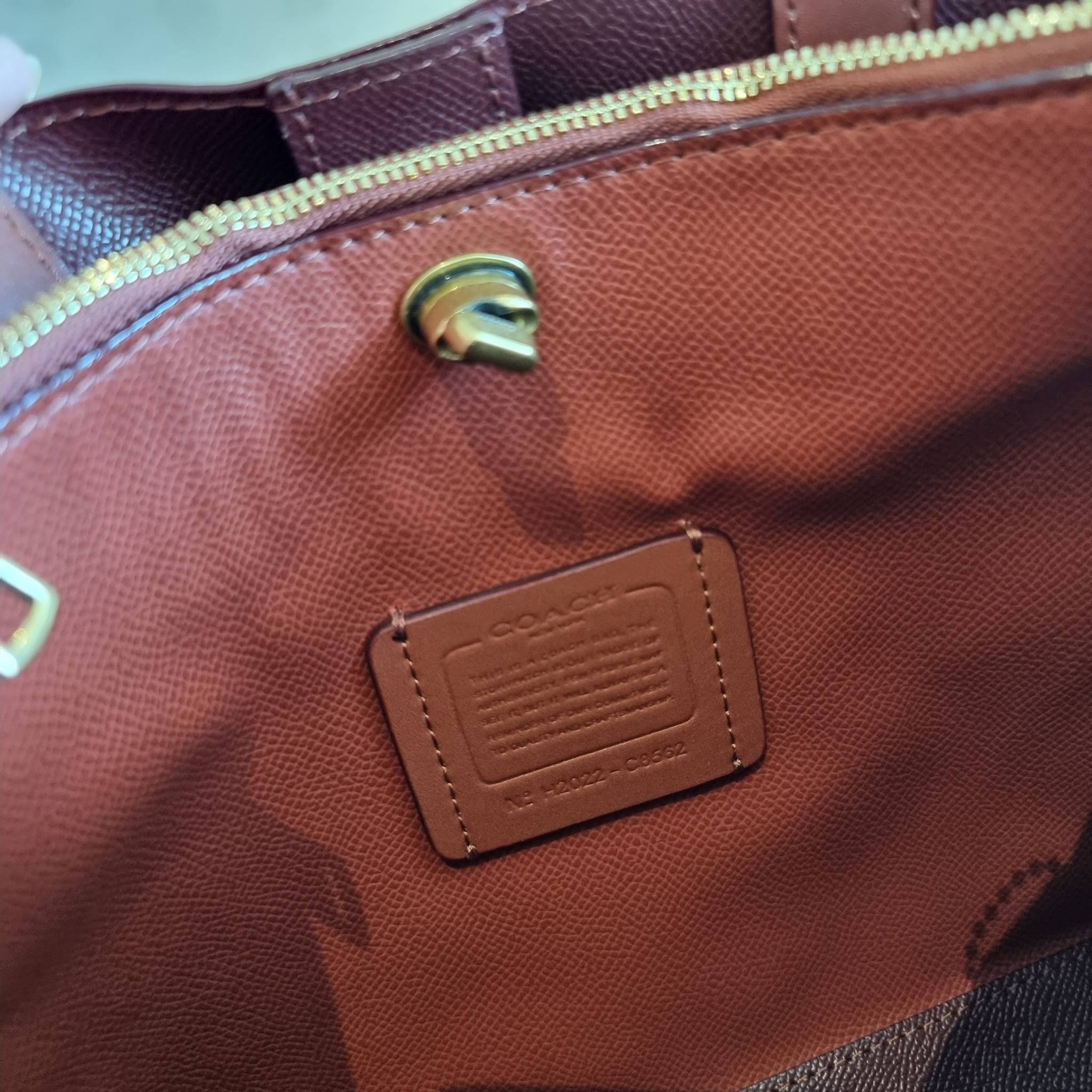 COACH C8562 WILLOW TOTE 24 IN SIGNATURE CANVAS น้องสาวลุคลูกคุณมาแล้วจ้า กระเป๋าถือ/สะพาย ดีไซน์สุดคลาสสิค ไอเท็มขายดีที่สุด ลงตัว เรียบหรู ใบจริงคือผู้ดี๊ผู้ดี ใช่ได้ทุกๆโอกาส วัสดุหนังแคนวาส ทนทาน เปิดปิดด้วยตัวบิดล็อค และอีกฝั่งเป็นกระดุมแม่เหล็ก ภายใน