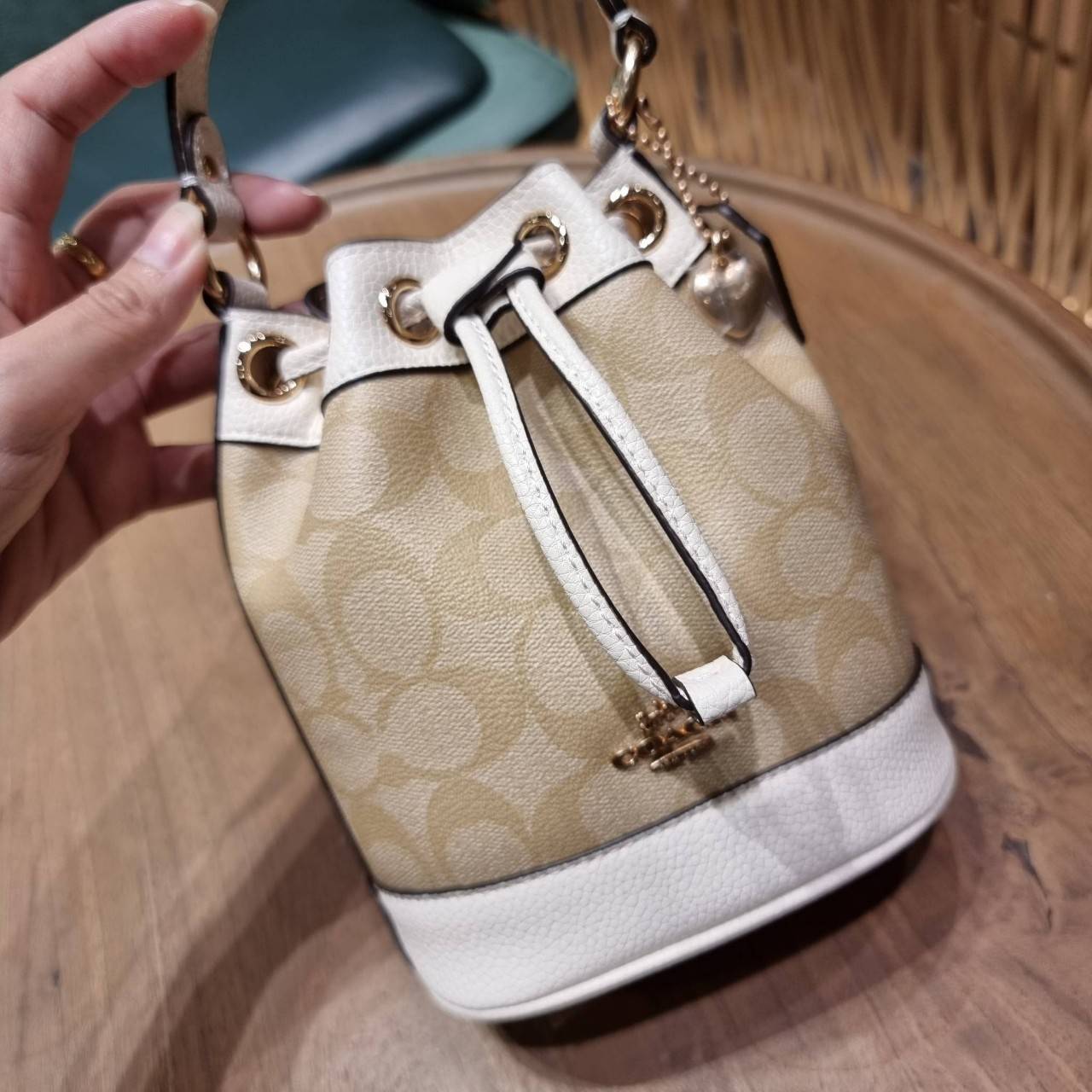 COACH C5121 DEMPSEY 15 DRAWSTRING MINI BUCKET BAG น้องคนสวยมาใหม่จ้า รุ่นใหม่กริ๊บ!! ยังไม่เข้าช็อปไทย ละมุนคุณหนูต้องมาแล้วแหละ กระเป๋าทรงถังไซส์มินิ ใช้งานง่ายด้วยการรูดหนังปิดรอบปากกระเป๋า ทุกอย่างลงตัวที่สุด!! มาพร้อมตัวห้อยรูปหัวใจสีทองกุ๊กกิ๊ก น่ารั