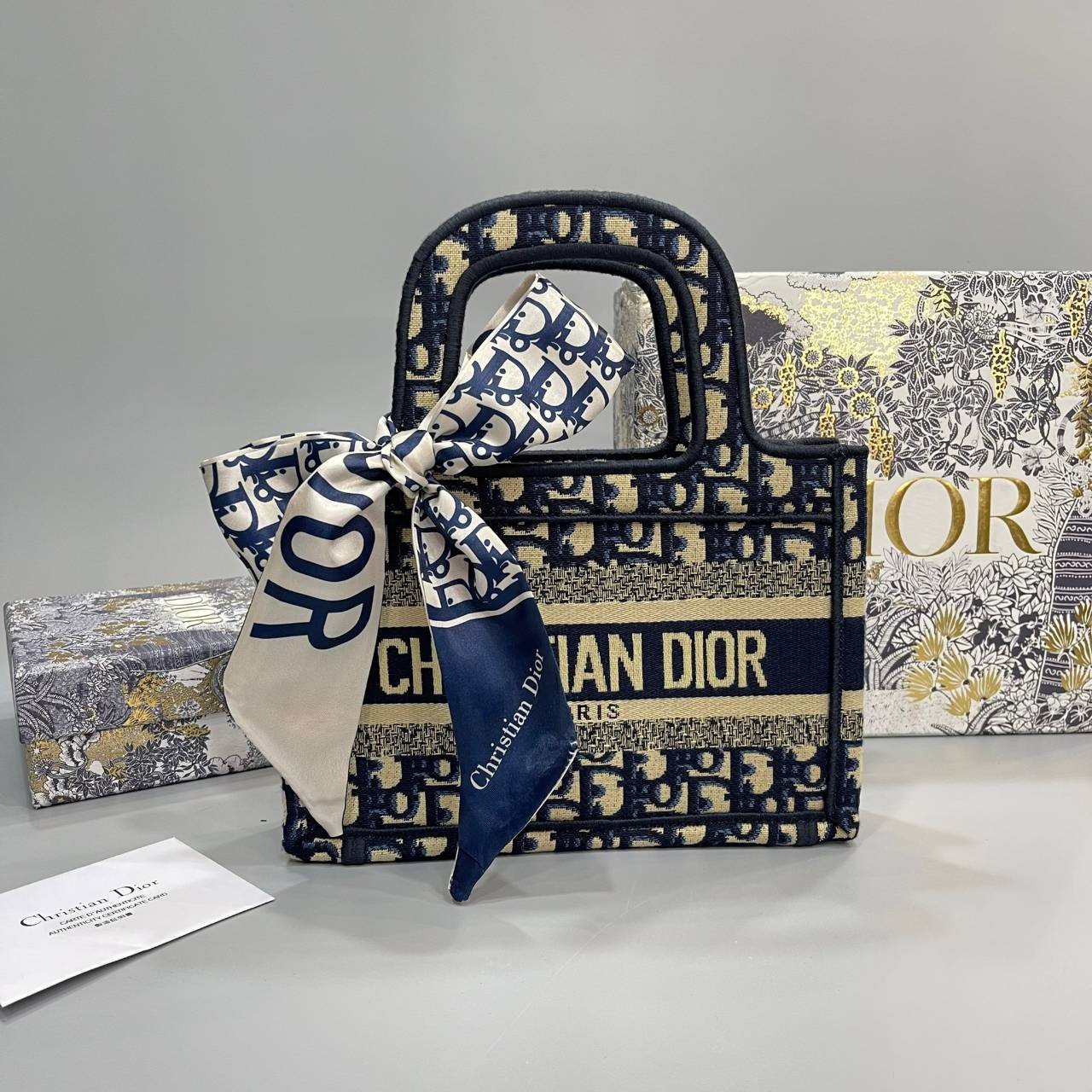 MINI DIOR BOOK TOTE 22cm Blue / Gray Dior Oblique Embroidery กระเป๋าถือทรง Shopping ขนาดมินิน่ารัก สวยคลาสสิค พกพาสะดวก ใช้งานง่ายสุดๆ วัสดุงานทอละเอียด ภายในโล่งกว้าง ภาพสินค้าถ่ายจากงานขายจริง ใช้งานต่างประเทศได้