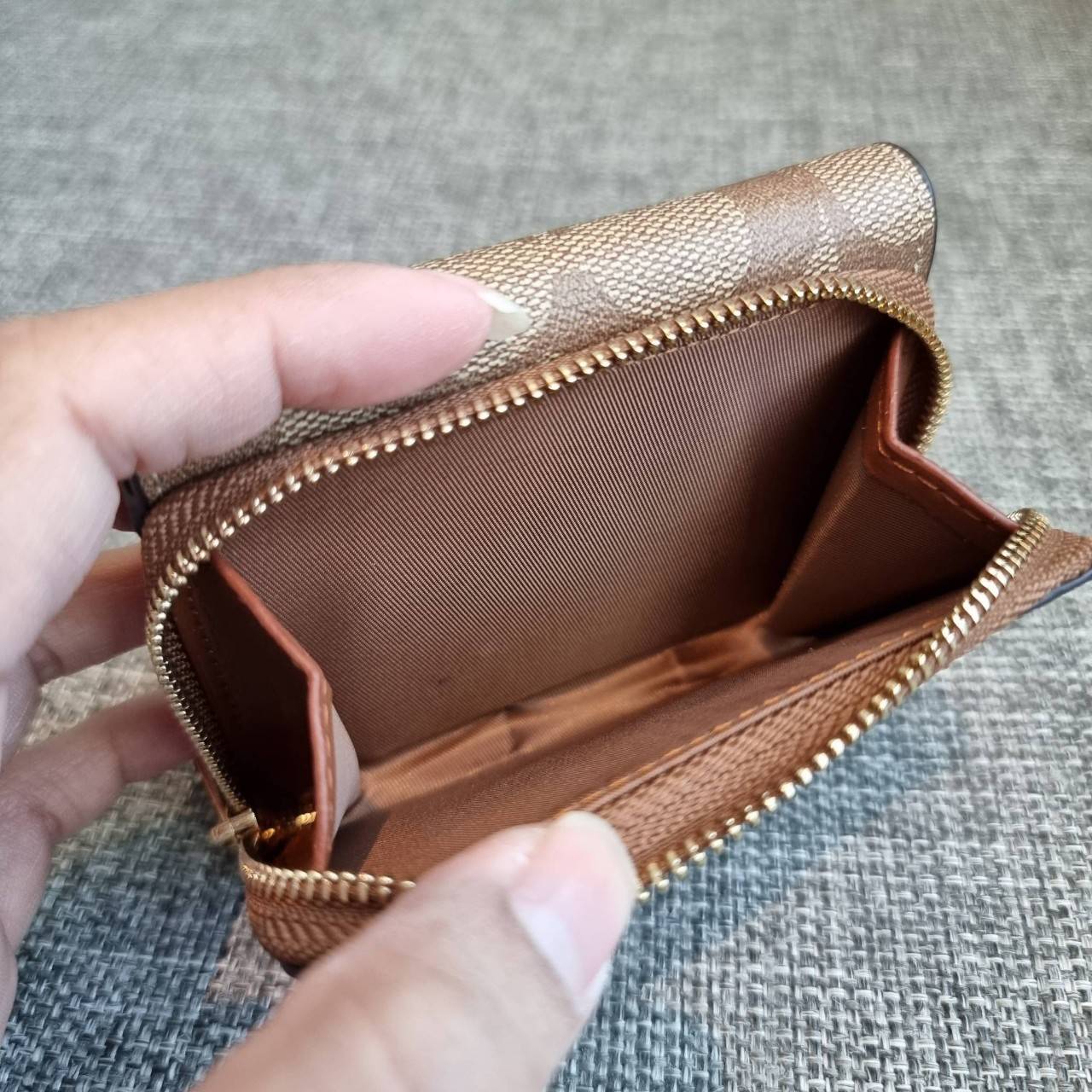 OUTLET 】COACH F41302 SMALL TRIFOLD WALLET IN SIGNATURE CANVAS สวยคลาสสิค พกพาง่าย ใบเล็กน่ารักน่าใช้ ต้องยกให้ใบนี้จ้า 💗💋 ตอบโจทย์คนชอบพกน้อยที่สุด!! กระเป๋าสตางค์ใบสั้นหนังแคนวาสเคลือบคุณภาพดี ภายในเป็นหนังแท้ ใส่บัตร ใส่ธนบัตรได้ทุกชนิด 