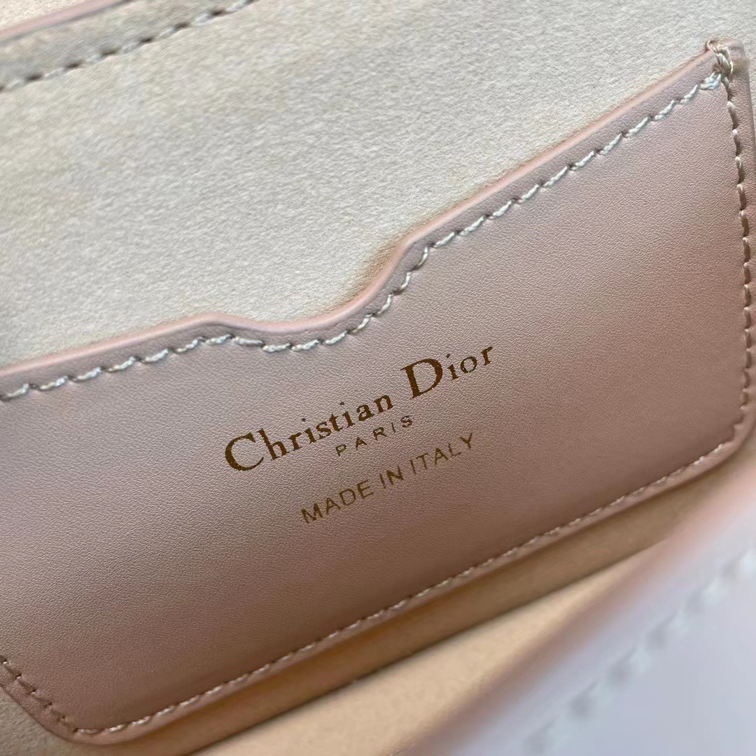 หนังแท้ DIOR BOBBY EAST-WEST BAG พร้อมส่งที่ไทย งานหนังแท้ทั้งใบเกรดออริจินอล ภาพสินค้าถ่ายจากงานขายจริง ใช้งานต่างประเทศได้ รุ่นใหม่ในฤดูกาลนี้ เพิ่มความทันสมัยให้กับซิลลูเอทของ Hobo ผ่านเส้นสายที่สง่างามและสัดส่วนที่กลมกลืนกัน สไตล์หนังลูกวัว โดดเด่นด้ว