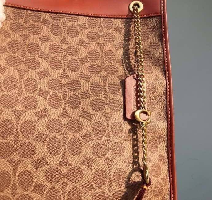 Coach women totes bag C6620 คอลเลคชั่นใหม่ล่าสุด กระเป๋าสะพายทรงโท้ท ดีไซน์คลาสสิคใช้งานได้บ่อยหลากหลายโอกาส ภายในกระเป๋าเป็นช่องโล่ง ใส่ของสำคัญได้ครบ สายสะพายหนังสลับโซ่ อัพความหรูไปอีก สะพายใบนี้บอกเลยว่าไม่ซ้ำใคร ถ่ายรูปสวย ไปเที่ยวคาเฟ่ชิคๆ รับรองได้