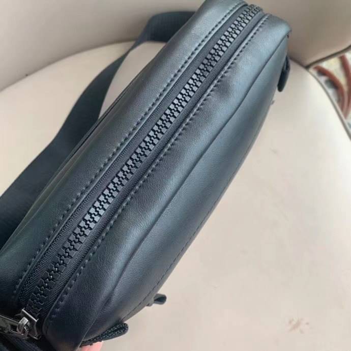 COACH EDGE CROSSBODY IN SIGNATURE CANVAS กระเป๋าสะพายครอสบอดี้ร์ วัสดุหนังแท้ หนังนิ่มอย่างดีค่ะ ด้านหน้ามีช่องซิปซ่อนให้หนึ่งช่อง เปิดปิดช่องหลักแบบซิปคู่ภายในกว้าง ใส่ของได้จุเลยนะคะ มีช่องซิปและช่องเล็กให้อีก2ช่อง;ด้านหลังกระเป๋าเป็นช่องโล่งใส่ของอีกช่