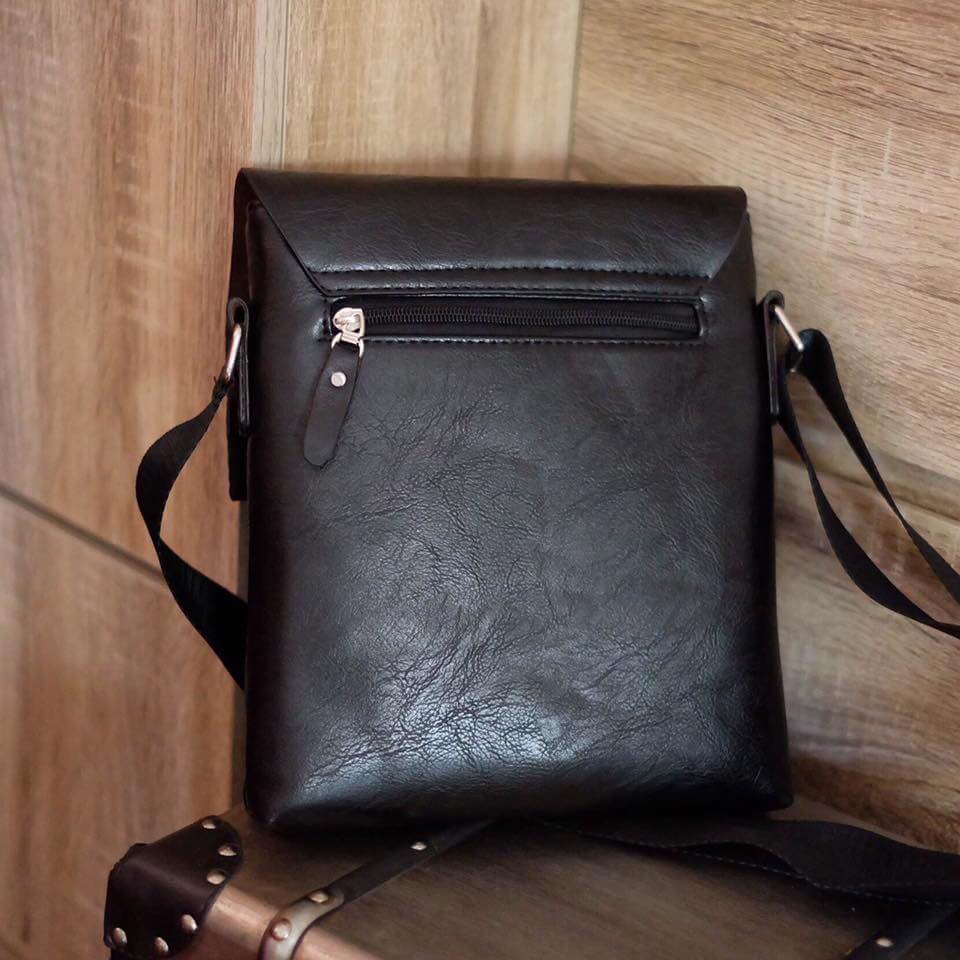 เอาใจหนุ่มๆบ้างค่า สำหรับ messenger bag หนังดี มากๆเลยน้า ลายหนังชัดสวย ใบนี้จากแบรนด์ ดัง Giorgio Armani ตัวกระเป๋าขนาดกำลังดีเลยคะ สีดำ คลาสสิค มีช่องแบ่งเก็บของหลายช่องเป็นสัดส่วนมากๆคะ น้ำหนักเบา จุของคุ้ม สายยาว ปรับได้ free size สามารถสะพาย cross bo