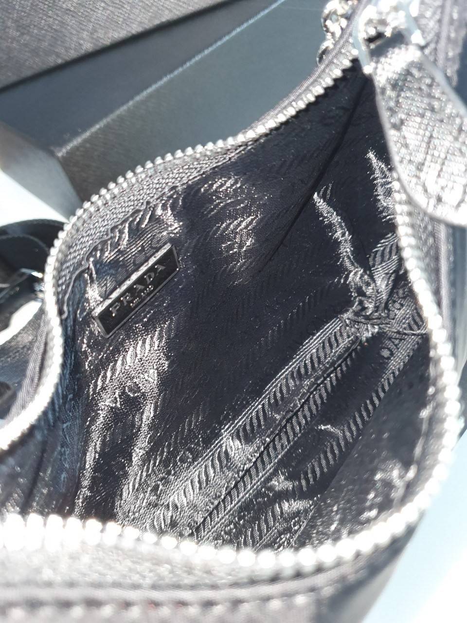 Prada Re-Edition 2005 Re-Nylon bag ใบเดียวคุ้มมากค่ะ อุปกรณ์ ครบชุด **ซื้อ1ได้ถึง3ไอเท็ม ทั้งสายยาว และกระเป๋าใส่เหรียญ และป้ายแท็คหนัง อย่างดี **อะไหล่ปั้มแบรนด์แท้ทุกจุด วัสดุทำจากผ้า Nylon อย่างดี กันน้ำได้ อยู่ทรงสวย สามารถใส่กระเป๋าตังค์ใบกลางได้ ถอด