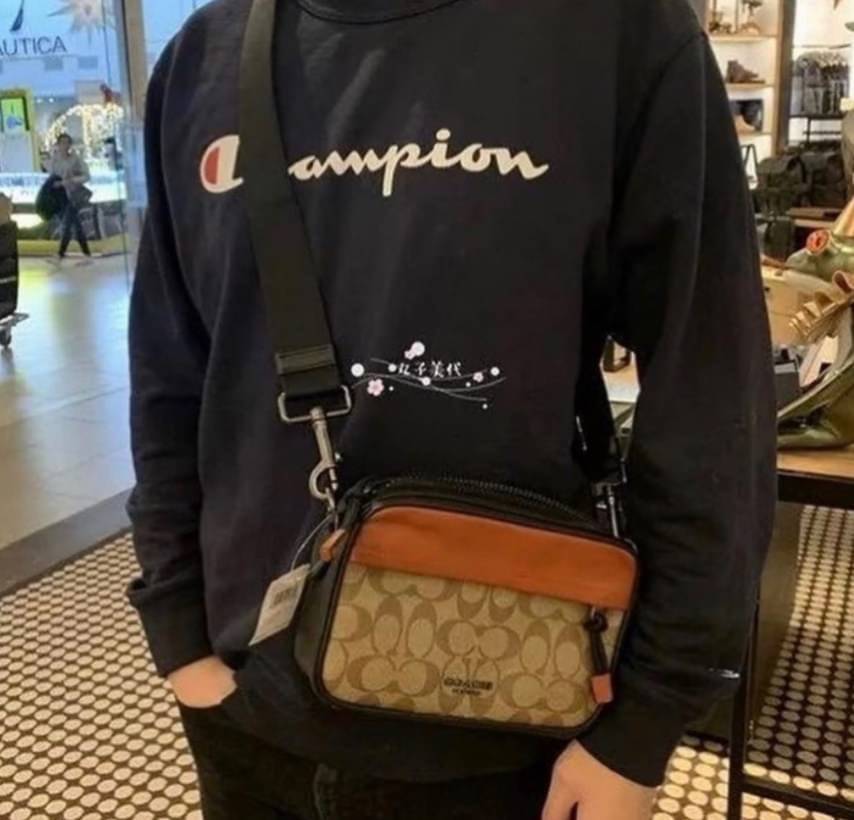 COACH GRAHAM CROSSBODY IN COLORBLOCK SIGNATURE ((83133)) พร้อมส่งค่ะ! กระเป๋าสะพายครอสบอดี้ร์ หนังแท้อย่างดี นิ่มมือค่ะ ด้านหน้ามีหนึ่งช่องซิปซ่อนใส่ของจุกจิก เปิดปิดช่องหลักแบบซิปที่จับมีเชือกผูกเพื่อให้ง่ายต่อการรูดค่ะ ภายในโล่งสามารถใส่กระเป๋าเงินใบยาว