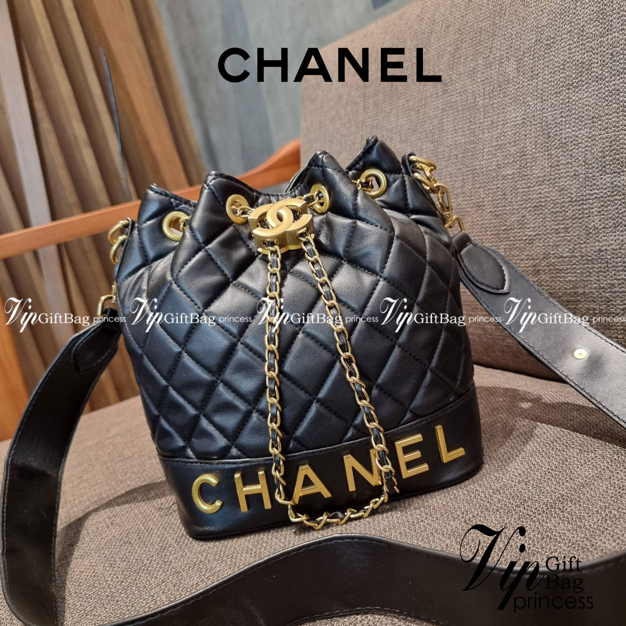 Chanel limited font leather bag / Chanel Bucket Bag กระเป๋าสะพายรุ่นลิมิเต็ด พรีเมี่ยมกิ๊ฟจากแบรนด์ รุ่นนี้การันตีหนังนิ่มมากกก!! โดดเด่นด้วย font โลโก้ และสายโซ่สลับหนังพร้อมตัวกดล็อคสีทองหรู สำหรับเปิด-ปิดปากกระเป๋า กดและปล่อยเพื่อล็อคได้ในตัว ภายในโล่ง