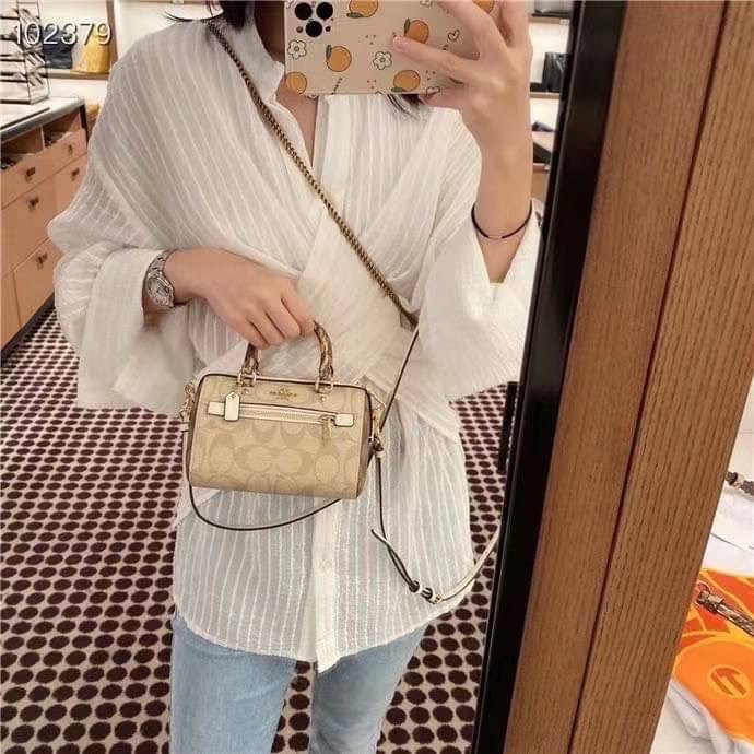 จิ๋วแต่แจ๋วไปเลยค่าา😘 COACH MICRO ROWAN CROSSBODY ((2300)) MINI พร้อมส่ง! บอกเลยสาวๆห้ามพลาด ใบจริงสวยมากๆค่ะ! กระเป๋าขนาดมินิๆ หนังCanvas ผสมหนังบายหูตรงหูหิ้วได้ลงตัวสวยวามมากๆเลยค่ะ//ด้านหน้ามีช่องซิปเล็กใส่เหรียญ เปิดปิดช่องหลักแบบซิป ภายในใส่