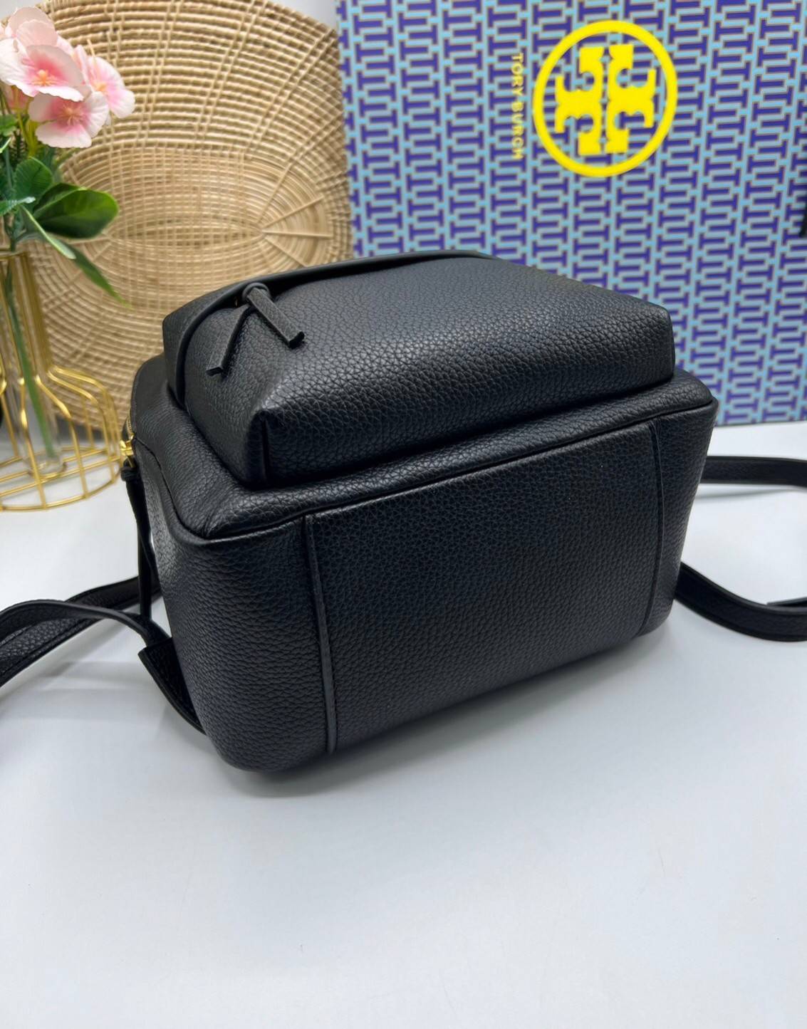 ory Burch Thea Mini Backpack คอลเลคชั่นใหม่ กระเป๋าเป้ไซส์มินิน่ารัก งานหนังเต็มใบสีดำสุดคลาสสิก ไอเท็มเด็ดที่ใครๆก็ต่างรอคอย!! ภายในเป็นช่องโล่ง ใส่ของสำคัญได้สบายๆ สายสะพายสามารถปรับได้ ใบนี้คุ้มค่าราคามากๆ