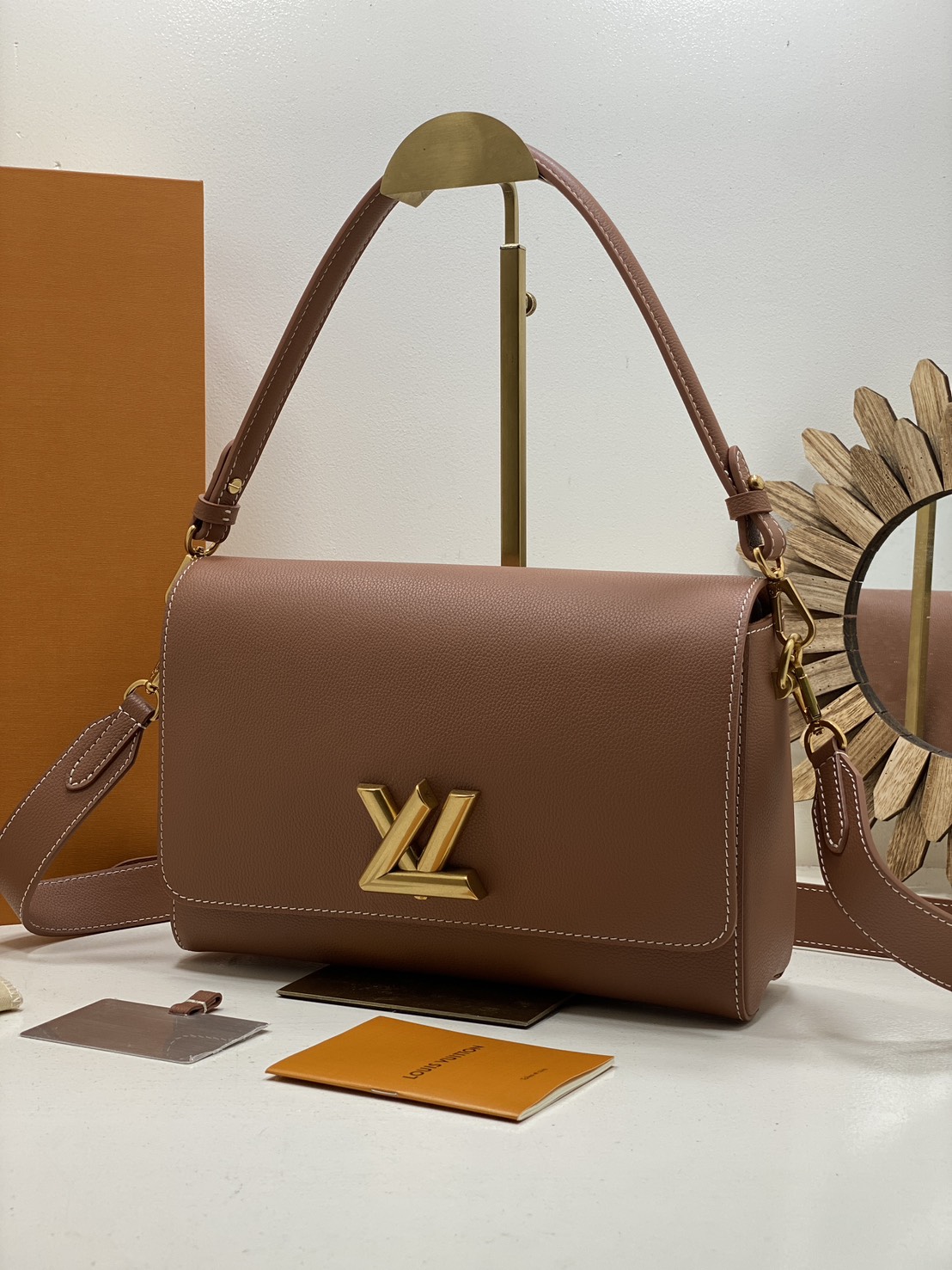 TOP ORI หนังแท้ | เกรดดีสุด LV Soft Twist Handbag กระเป๋าถือสุดไอคอนิก ถือเป็นกระเป๋าคู่ใจที่สมบูรณ์แบบสำหรับทุกวัน