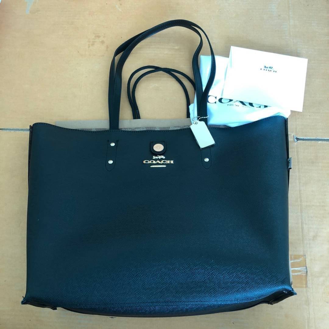 รุ่นยอดนิยม COACH TOWNTOTE IN SIGNATURE CANVAS F76636 กลับใช้ได้ทั้งสองด้าน ใบขนาดใหญ่จุใจ ใส่ของได้เยอะมากกก เป็นรุ่นที่สวยตลอดกาล ควรมีติดตู้ไว้เลยค่าา