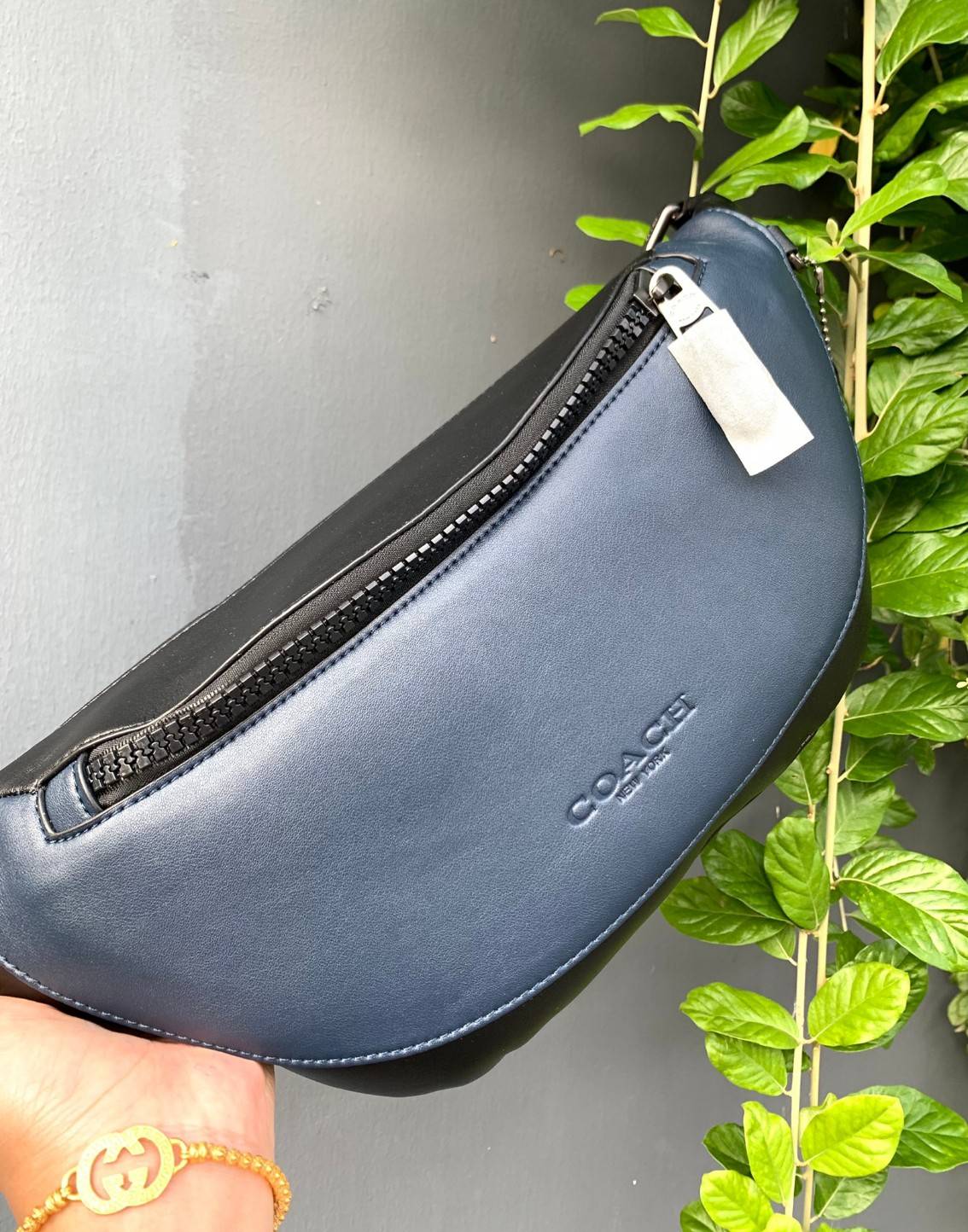 หนุ่มหล่อ//สาวหล่อ ทางนี้จ้าา สวยไม่แพ้คาดอกรุ่นอื่นๆเลยค่าา! COACH WARREN BELT BAG ใบใหญ่คะ! ((79149)) พร้อมส่ง นานๆทีจะมีสีนี้เข้ามาค่ะ! กระเป๋าคาดอกด้านหน้า//คาดไปทางด้านหลัง//หรือคาดเอวได้ ตามแต่ความถนัดได้เลยนะคะ หนังแท้ นิ่มสวย มีช่องซิปหลักให้2ช่อง