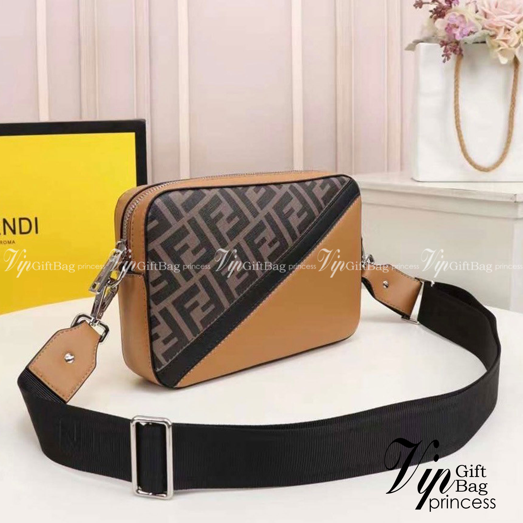 FENDI Ff-Print Coated-Canvas And Leather Cross-Body Bag เกรดออริจินอล FENDI Messenger Bag กระเป๋าสะพายข้าง ให้หนุ่มๆได้ตัวตึงกันไปเลยจ้า กับกระเป๋าสะพายทรงแมสเซ็นเจอร์ รุ่นหายาก ดีไซน์เรียบหรู สะดวกใช้ที่สุด ภายในโล่งกว้าง สายสะพายถอดได้ ปรับใช้ตามสะดวก ใ