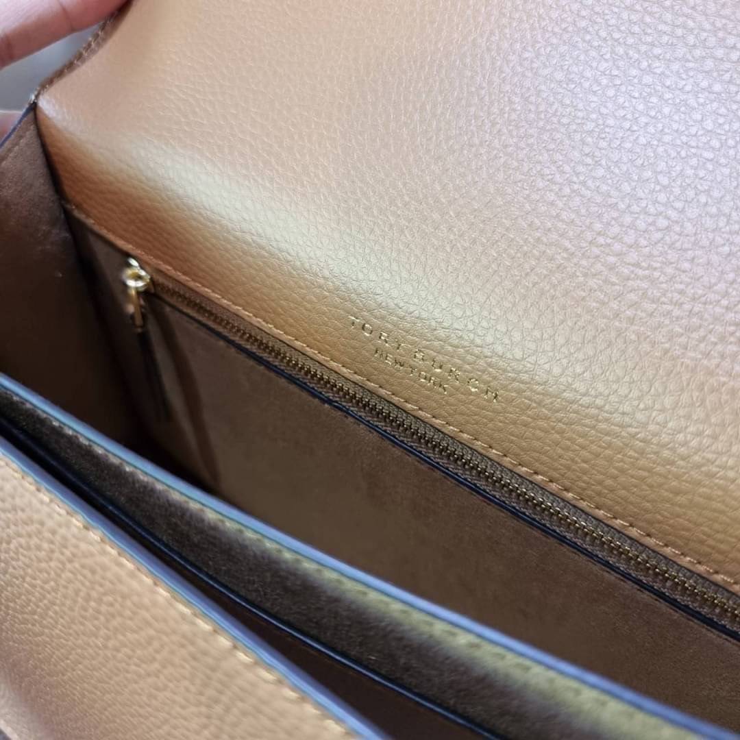 TORY BURCH MILLER SHOULDER BAG รุ่นยอดนิยม รุ่นหายาก รุ่นที่สาวๆตามหา ใบนี้เลย!! สวยหรู ผู้ดีทุกสี กระเป๋าสะพายไหล่ ดีไซน์อยู่ทรง คลาสสิคแฝงความหรูด้วยโลโก้สีทองอร่ามโดดเด่น วัสดุหนัง pepble สลับหนังวัวแท้ เปิด-ปิดด้วยกระดุมแม่เหล็ก ภายในโล่งกว้างมาก แบ่ง