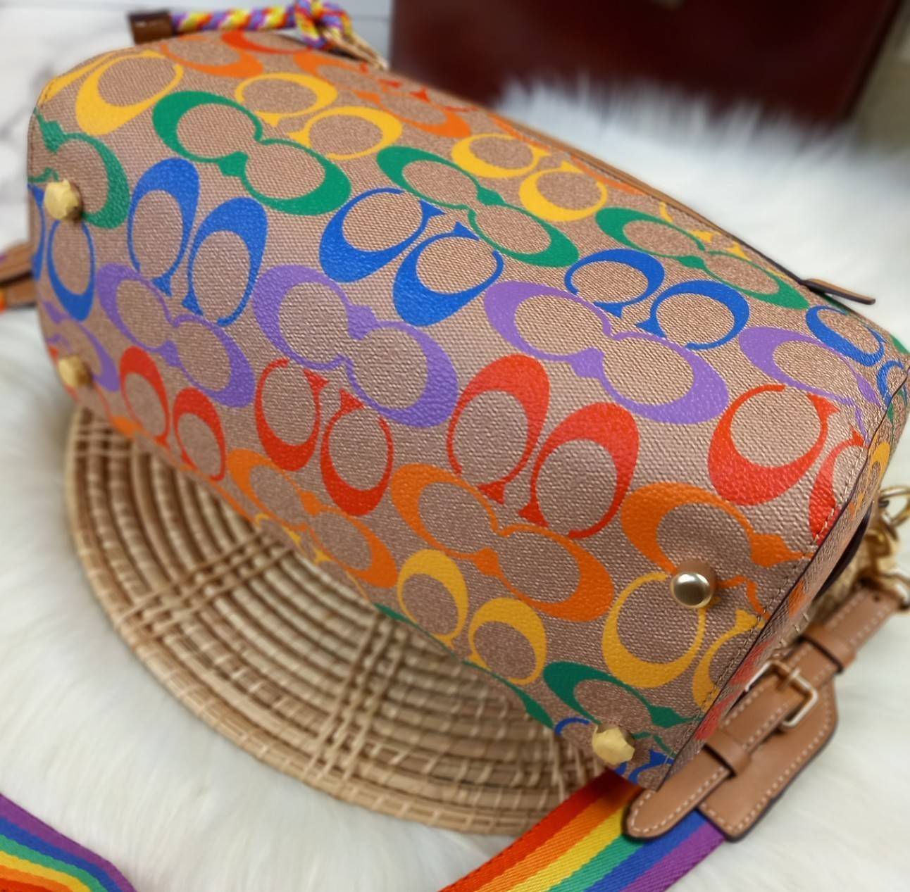 COACH ROWAN SATCHEL IN RAINBOW SIGNATURE CANVAS (COACH C4396)🌈 คอลเลคชั่นที่มาแรงที่สุด ร้อนแรงได้อย่างไม่มีแผ่วลงเลยสักนิด! โดดเด่น สดใส สะดุดตา🌈 ระดับตัวTOP ต้องยกให้เธอเลย กับ COACH ทรงหมอน 10" คอลเลคชั่นนี้// วัสดุหนังแคนว