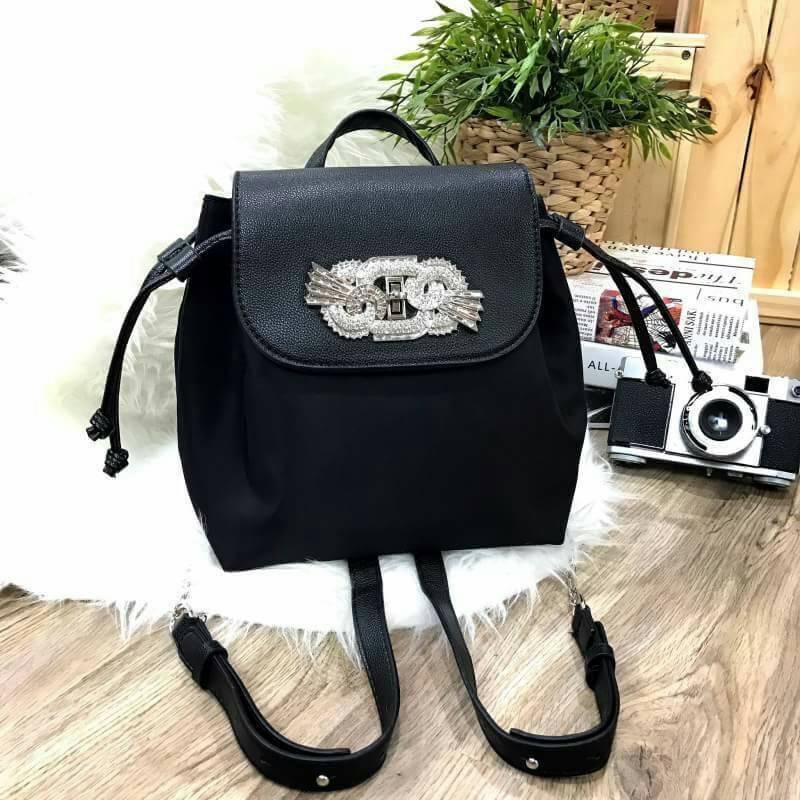 ZARA GAM DETAIL BLACK BACKPACK 2017 กระเป๋าเป้สีดำ ขนาดกำลังน่ารัก ด้านหน้าประดับเพชร และ crystal เพิ่มความ สวยหรู Diamante collection เปิดปิด ด้วยล็อคบิด ภายในมีโลโก้ และช่องใส่ของ พร้อมสายสะพาย โซ่ต่อหนัง ปรับระดับได้ ตัวจริงสวยหรูดูดีเข้าได้กับทุกชุดค่