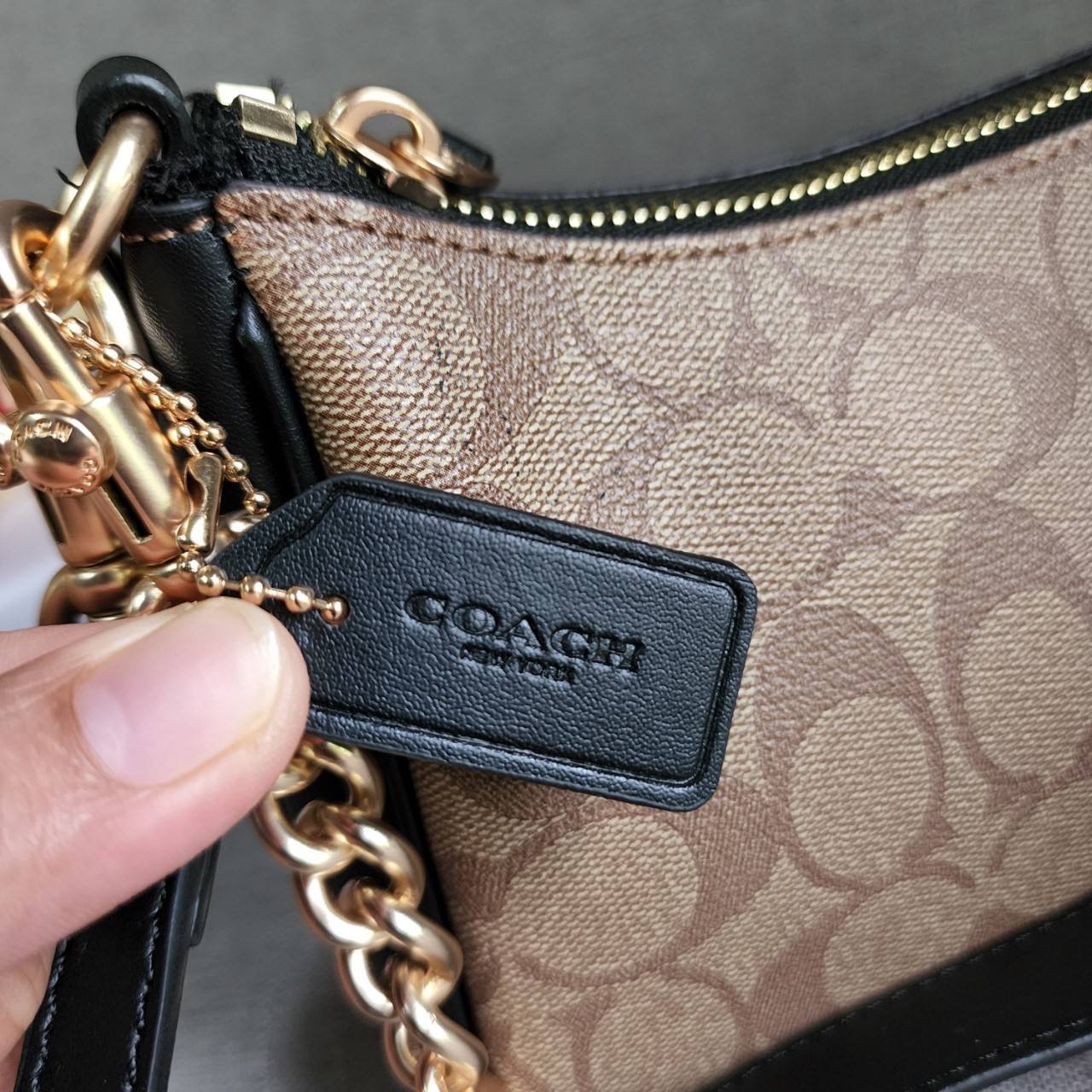 พร้อมส่งครบสี สวยทุกสีเลยค่า😘 ((CA173//CA209//CA548)) COACH TERI SHOULDER BAG 🔹กระเป๋าทรงพอช ในรูปแบบหนังแท้ หนังนิ่มสวยมากค่ะ