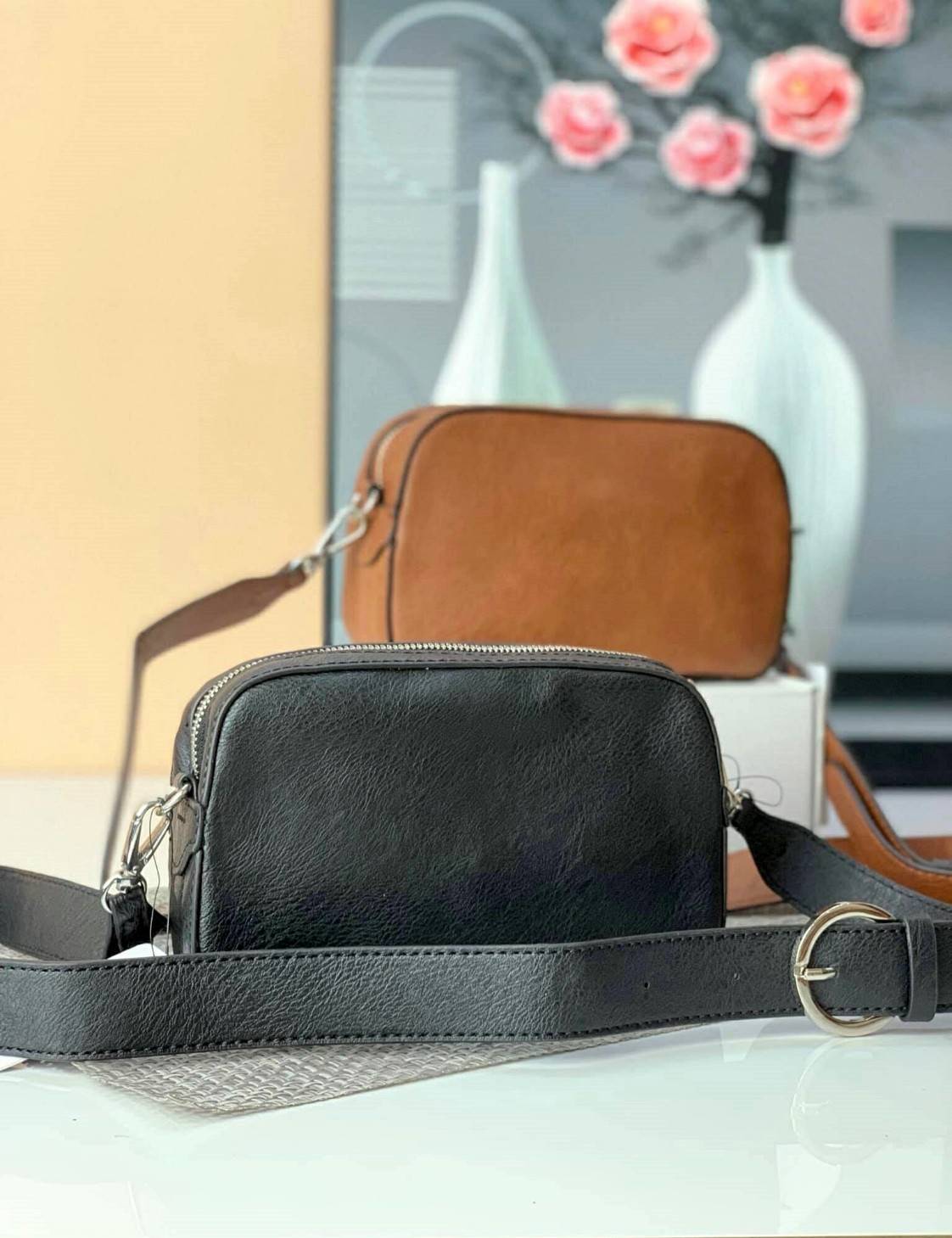 GUESS CROSSBODY BAG กระเป๋าสะพายรุ่นยอดนิยม วัสดุ Saffiano PU คุณภาพดี น้ำหนักเบา ด้านหน้าประดับด้วยโลโก้แบรนด์สุดหรู เปิดปิดกระเป๋าด้วยซิปสะดวกใช้ ด้านในโล่งกว้างมีช่องซิปและช่องเล็กสำหรับใส่ของ สามารถใส่มือถือได้ทุกรุ่น กระเป๋าสตางค์ใบสั้นได้ ซับในลายแบ