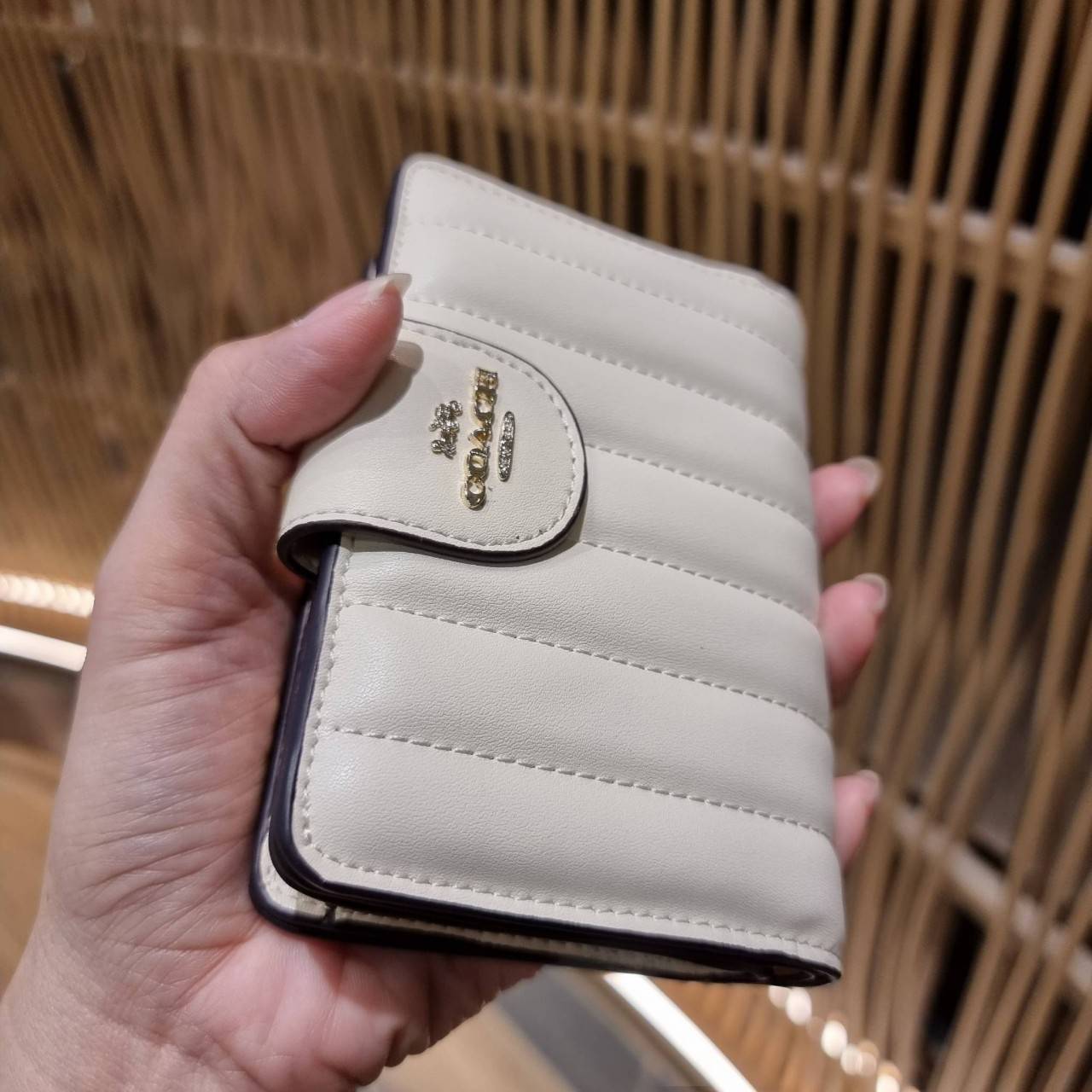 COACH C3454 MEDIUM CORNER ZIP WALLET ความหรูที่ซื้อได้!! กระเป๋าสตางค์ดีไซน์ใหม่ล่าสุด ออกแบบมาหรูดูดี ดีเทลลูกเล่นบุหนัง nappa นิ่มขึ้นเงาสวยมากๆ เปิด-ปิดใช้งานง่าย มีช่องซิปแยก มีช่องใส่บัตร ใส่ธนบัตรได้ทุกชนิด สะดวกใช้จริงๆใบนี้ สาวๆได้ไปใช้แล้วไม่อยาก