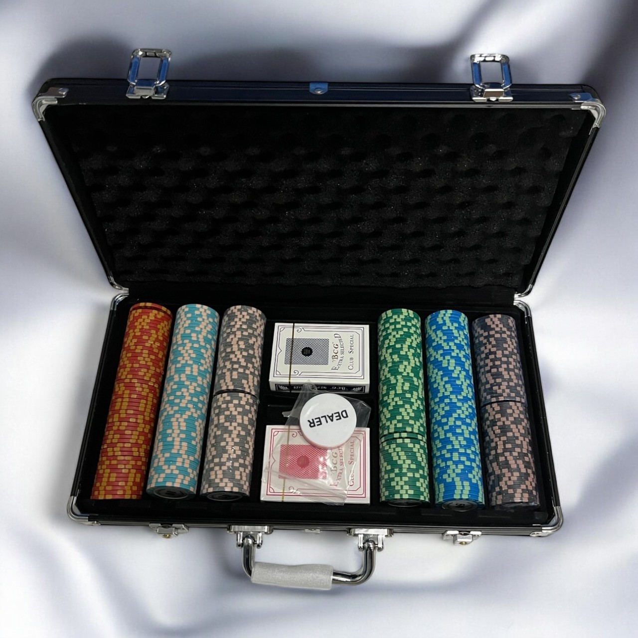 ชุดชิพโป๊กเกอร์ MONTE CARLO จำนวน300 เหรียญพร้อมกระเป๋าดำแบบบางและแผ่นปูรอง10คนลายเขียวดำ