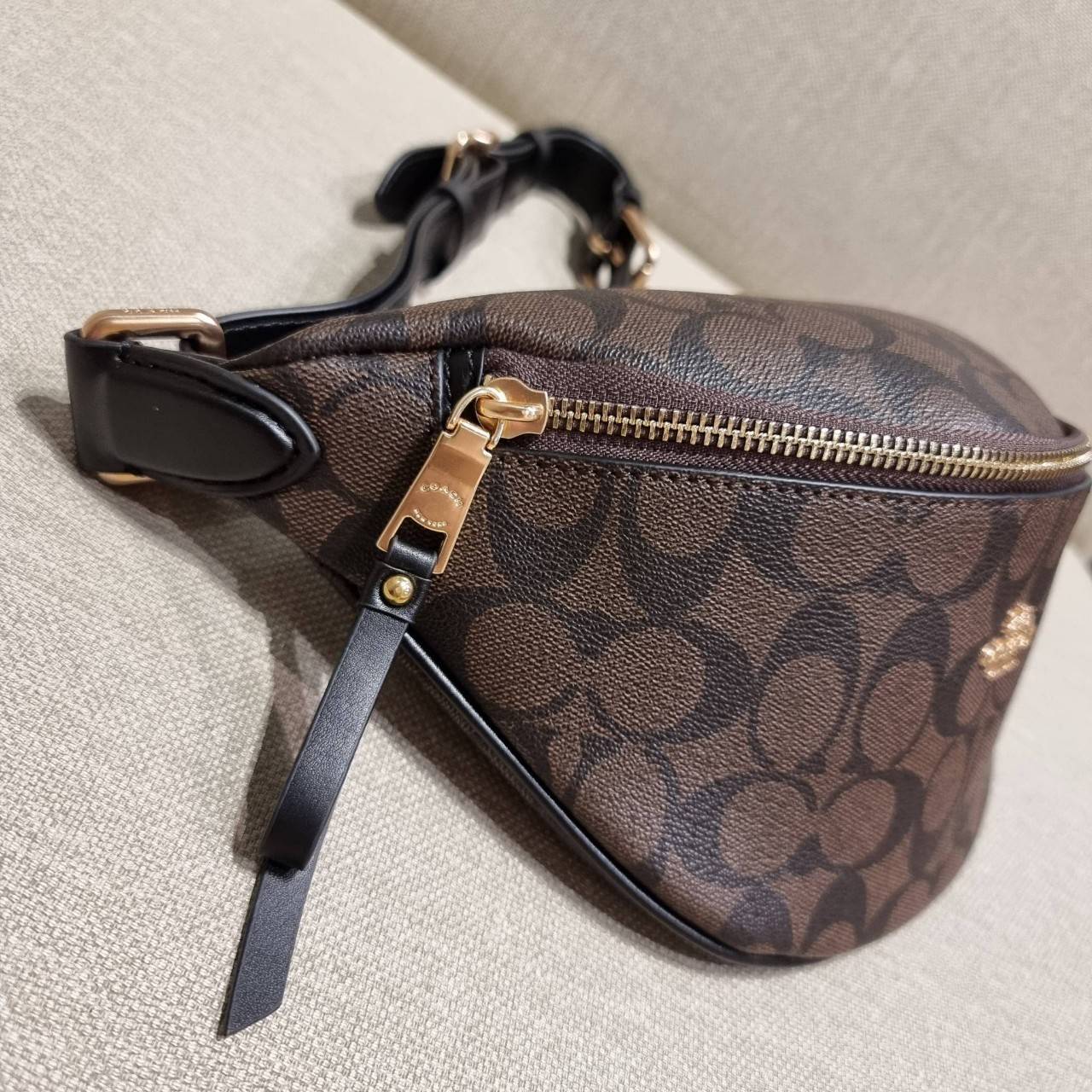 COACH F48740 BELT BAG IN SIGNATURE CANVAS กระเป๋าคาดอกทรง Unisex ที่ขายดีถล่มทลาย!! ขายได้ตลอดปี!! สวยเท่ทุกสี วัสดุหนังแคนวาสเคลือบคุณภาพดี ทนทาน ใช้งานง่าย ภายในเป็นช่องโล่ง เหมาะสำหรับคนที่ชอบพกอะไรง่ายๆ รับรองตอบโจทย์น้า