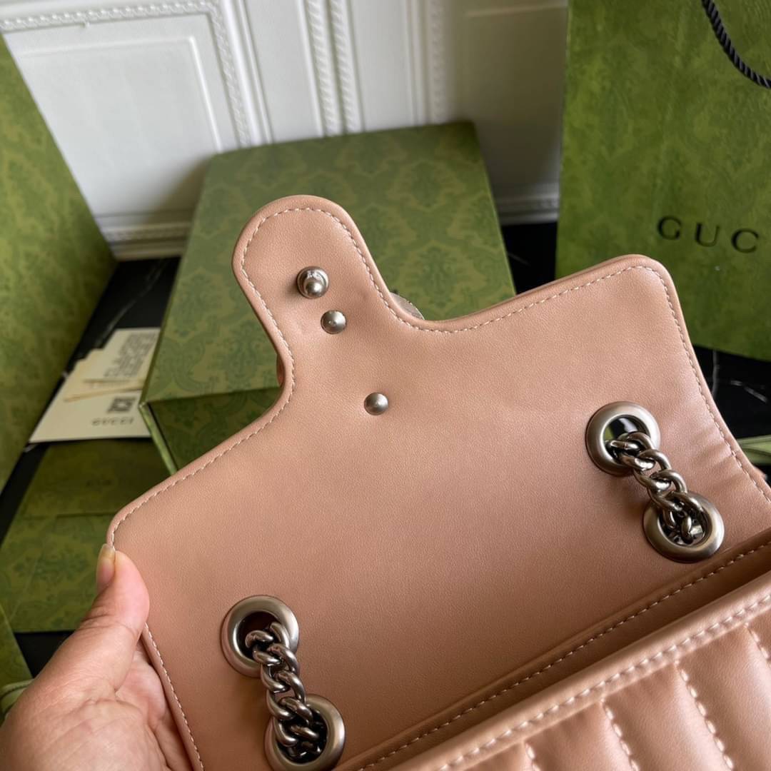 หนังแท้ GUCCI GG Marmont leather shoulder bag แบบใหม่ล่าสุด ราคานี้หนังแท้คือคุ้มมากเลยค่าสาวๆ ต้องจัดแล้วน้าา ยกระดับความหรูให้กับตัวเองกันหน่อย ด้วยกระเป๋ารุ่นนี้!! ครอสบอดี้ที่ดีไซน์หรู อัพเลเวล ในราคาที่จับต้องได้ พร้อมเสิร์ฟความสวยตรงถึงบ้านแล้วจ้า