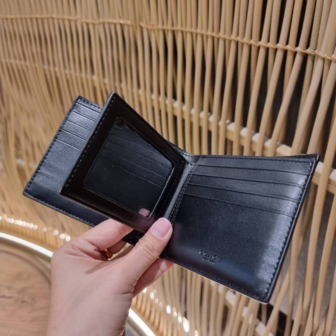 COACH DOUBLE BILLFOLD WALLET IN SIGNATURE CANVAS WITH WOLF MOTIF F31522 WITH GRAFFITI F37333 น้องชายสุดหล่อมาแล้ววว!! 😎 กระเป๋าสตางค์ใบสั้น เอาใจหนุ่มๆ ดีไซน์รูปหมาป่า สุดเท่ ด้านในกระเป๋าเป็นหนังแท้ มีช่องใส่บัตรเยอะ ใส่ธนบัตรได้ทุกชนิด และมี kee