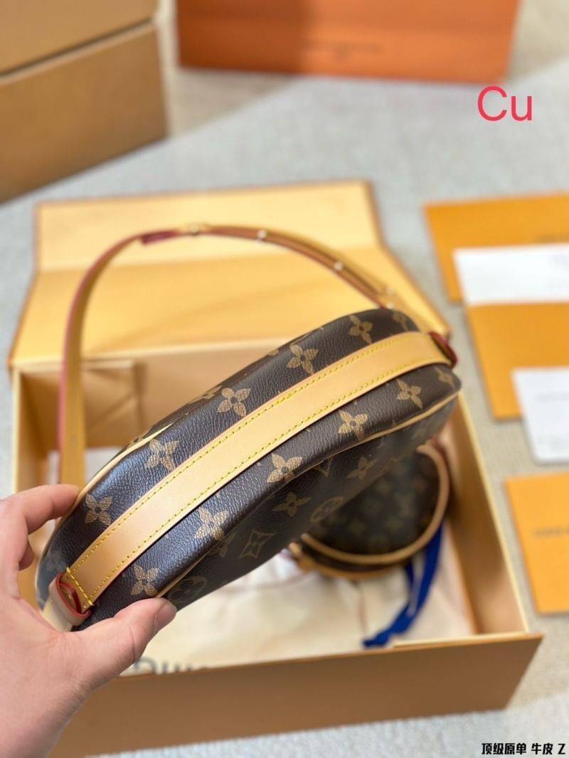 LV Croissant MM bag 25cm กระเป๋าสะพายดีไซส์เก๋เท่ห์มีสไตส์ ลายโมโนแกรม มาพร้อมใบลูกดีไซส์เข้ากัน สวยงาม สวยหรู ขนาดกำลังดี ใบจริงสวยมาก แนะนำเลยค่ะ