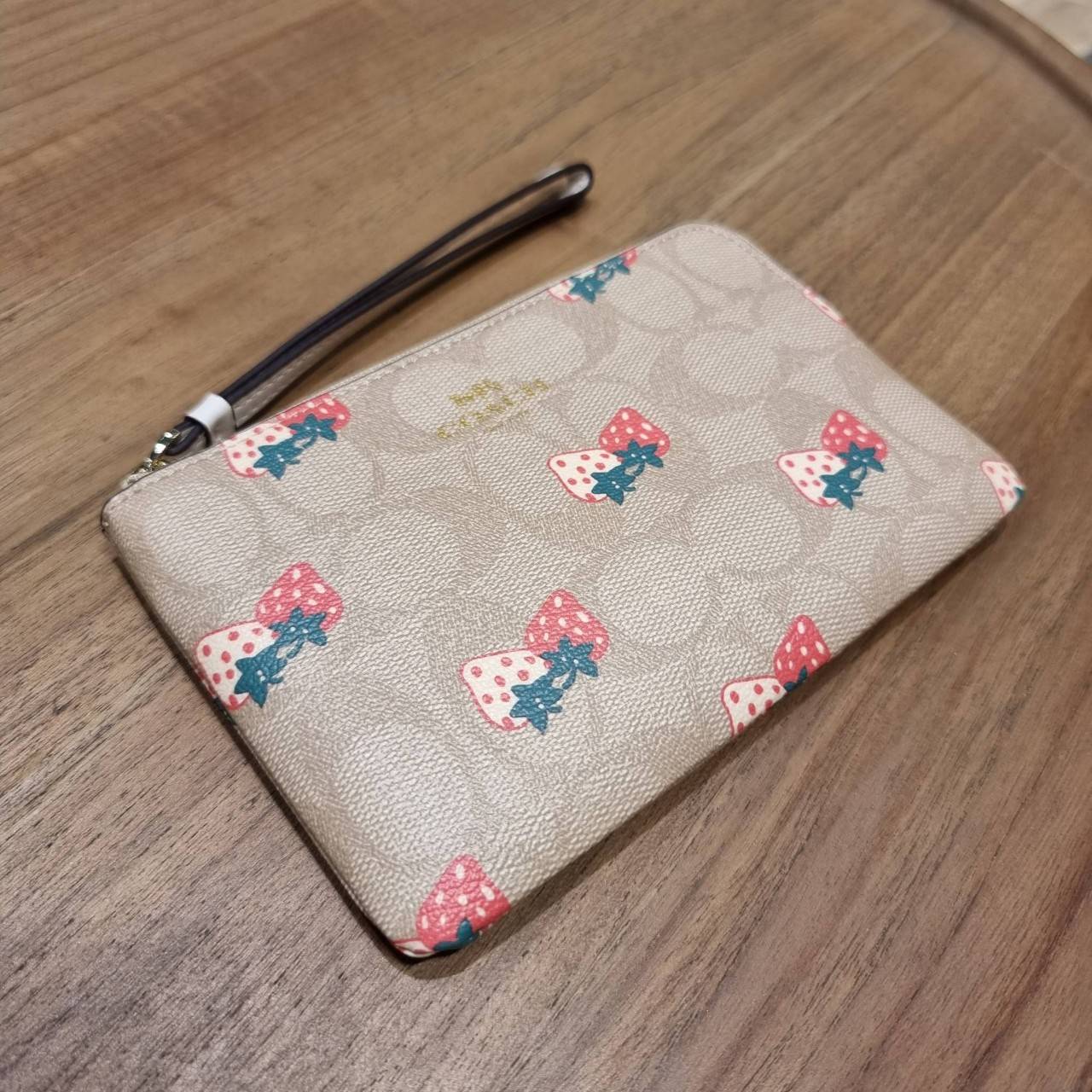 COACH 2972 CORNER ZIP WRISTLET IN SIGNATURE CANVAS WITH BUTTERFLY PRINT มาแล้วจ้า ไอเท็มสุดปัง!! ฮิตไม่เลิก!! พร้อมลวดลายสุดคิ้วท์ น่ารักน่าใช้ขึ้นไปอีก กระเป๋าคล้องมือ ขนาดเหมาะพกพา วัสดุหนังแคนวาส ภายในเป็นช่องโล่ง ใส่ธนบัตร หรือใส่บัตร ใส่เหรียญ ได้หมด