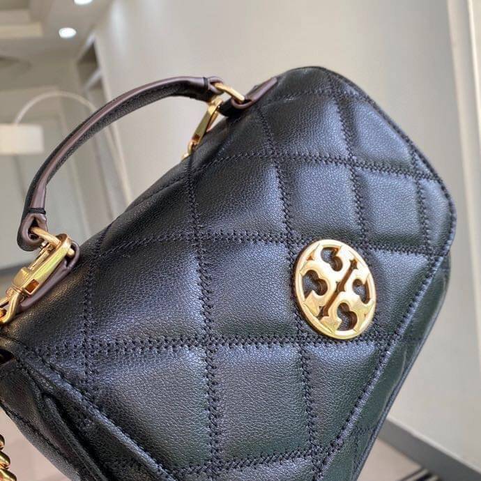 Tory Burch Willa Mini Top Handle Bag พร้อมส่งที่ไทย ใบจริงคือสวยสุดดไปเลยค่าา! กระเป๋าสะพายข้างหรือหิ้วก็เก๋ไปอีกเลยค่ะ! หนังแท้อย่างดี ลายนวมนิ่มมือดีมากค่ะ ด้านหน้ามีอะไหล่โลโก้แบรนด์ เปิดปิดกระเป๋าแบบกระดุมแม่เหล็ก ภายในสามารถใส่กระเป๋าเงินใบกลางได้;มื