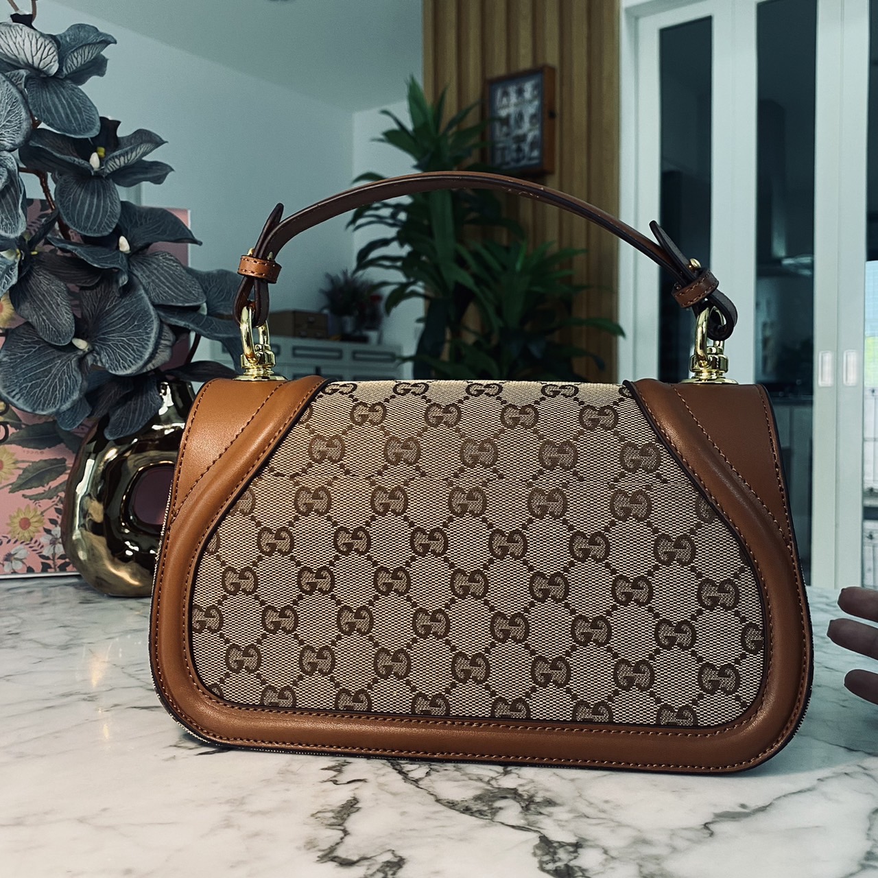 Gucci Blondie small top handle bag กระเป๋าสะพายรุ่นใหม่สุดไอคอนนิก งานหนังสวยมาก มีกลิ่นหอมอ่อนๆ เหมาะมากสำหรับของขวัญปีใหม่นี้ จะให้ตัวเองหรือให้เป็นของขวัญก็ดีงามมากๆ