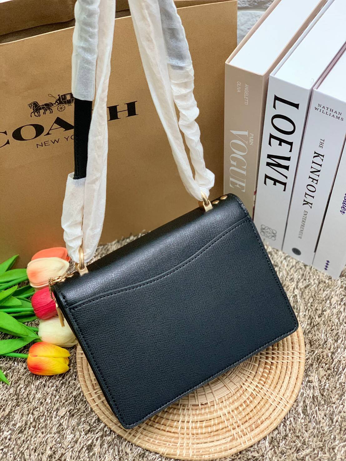 พร้อมส่งถึง8สี ห้ามพลาดค่ะ! COACH KLARE CROSSBODY BAG ((91019//91174//90400//1424//90635)) พร้อมส่งที่ไทย กระเป๋าสะพายครอสบอดี้ร์หรือสามารถทบเป็นสายคู่คล้องไหล่ได้ด้วยค่ะ หนังแท้ แต่ละสีทำลายหนังได้สวยงามแตกต่างกันออกไปนะคะ ✔️ห้อยด้วยป้ายแบรนด์แบบโ