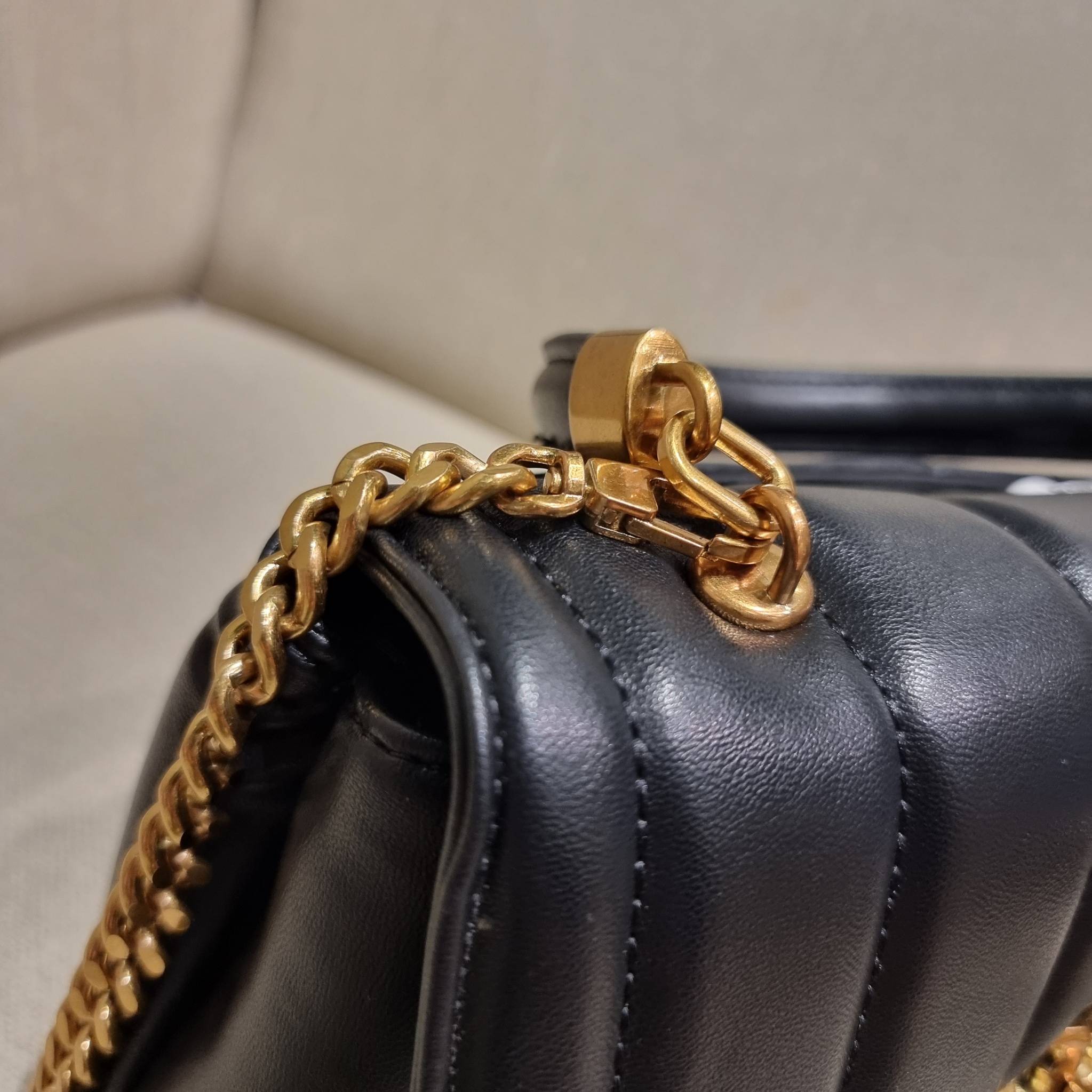 TORY BURCH KIRA QUILTED SMALL SATCHEL มาแล้วด่วนๆ!! กับคอลที่ปังไม่ไหว พร้อมเสิร์ฟสีคลาสสิค กระเป๋าถือ/สะพาย ทรงสวย สะพายคล่องตัว หนังแท้ ดีไซน์บุนวม เส้นคมสวยหรู วัสดุหนังแกะ สัมผัสดีงาม นิ่มมือ เปิด-ปิดด้วยอะไหล่บิดล็อค ภายในเป็นช่องโล่ง มีช่องซิป ใส่ขอ