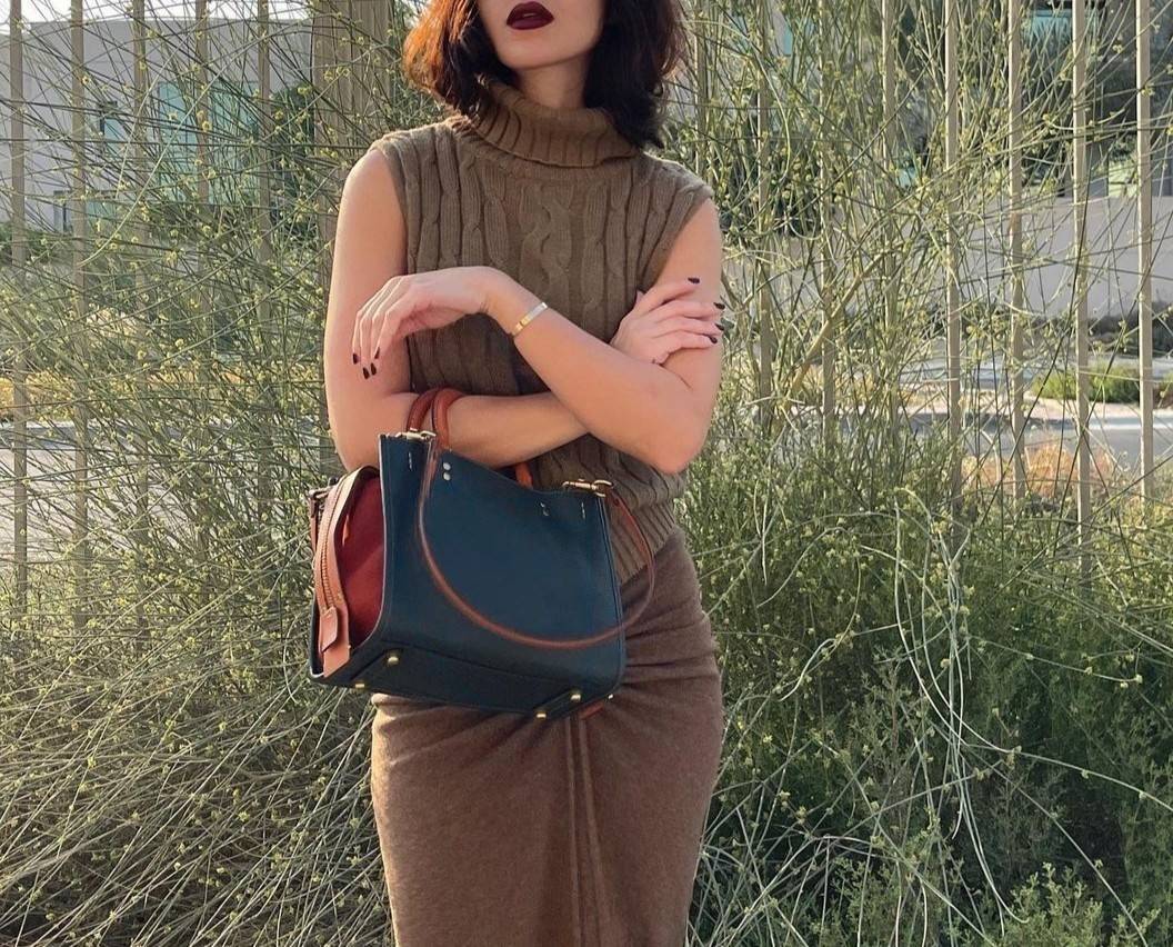 OUTLET 】COACH ROGUE 25 IN COLORBLOCK (C5575) ที่สุดแห่งความหรูหรา สุดคลาสสิค 🌺กระเป๋าหนังแท้คุณภาพเยี่ยม สัมผัสนิ่มละมุนจนต้องหลงรัก ด้านข้างเพิ่มความสวยเก๋ด้วยหนังกลับ อยู่ทรงสุดสวย น่าใช้ น่ามอง จนใครๆต้องเหลียวหลังตาม//ด้านในมี 2 ช่องกว้าง กับอ