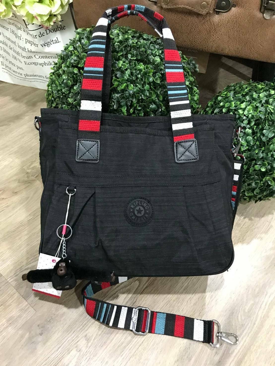 KIPLING SHOULDER BAG WITH ZIPS กระเป๋าสะพายใบใหญ่รุ่นล่าสุดวัสดุ Nylon & Polyester 100% มีช่องแบ่ง3ช่องเป็นสัดส่วน ช่องกลางเปิดปิดด้วยซิปแบรนด์มาพร้อมพวงกุญเเจลิงถอดเเยกได้ ภายในมีโลโก้ ช่องซิป ช่องใส่มือถือ สายคล้องพวงกุญแจ กว้างและจุสุดๆ ใส่เอกสาร A4 หน