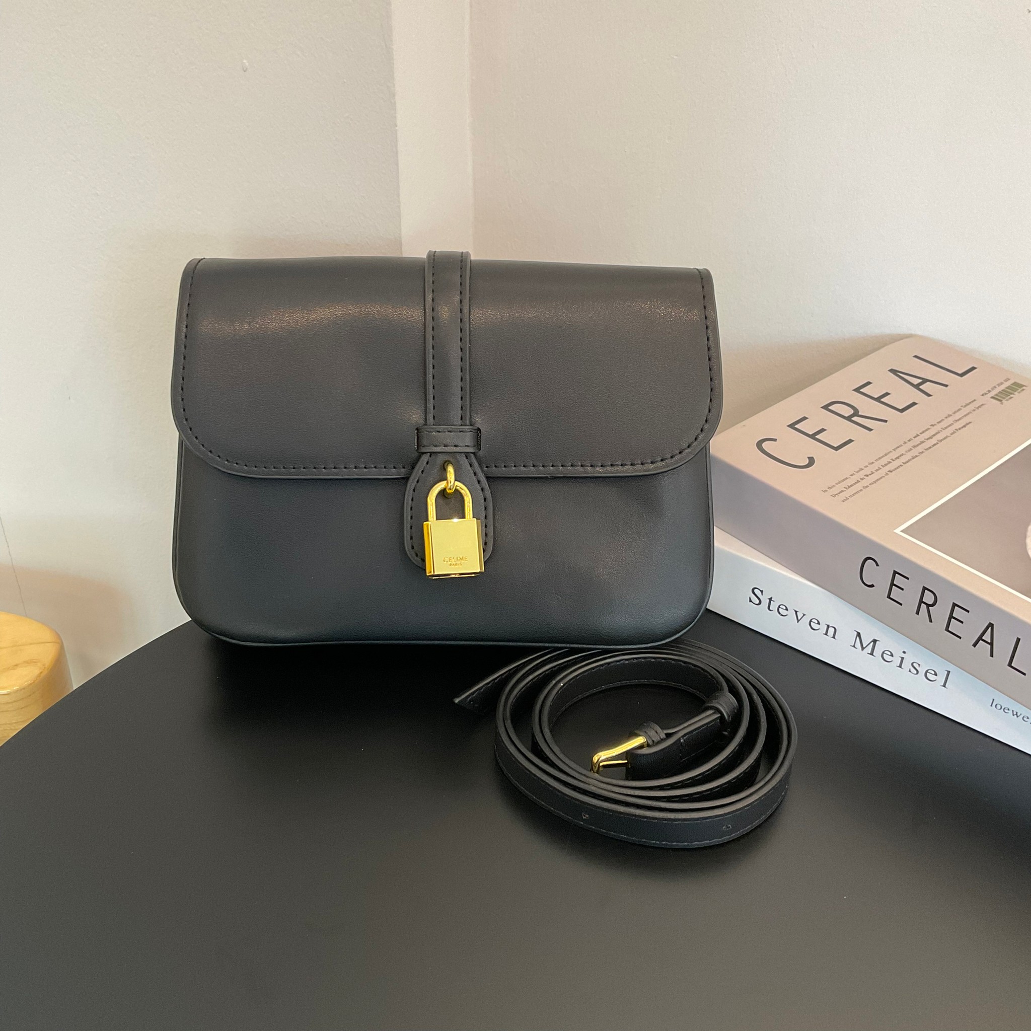 Celine Medium Tabou in smooth พร้อมส่งที่ไทยอีกครั้ง! CELINE SHOULDER BAG VIP หนังเรียบสวยหรู ปรับดับพวงกุญแจสีทองด้านหน้า ด้านในเปิดด้วยด้วยกระดุม แบ่งช่องใส่ของออกเป็นสัดส่วน