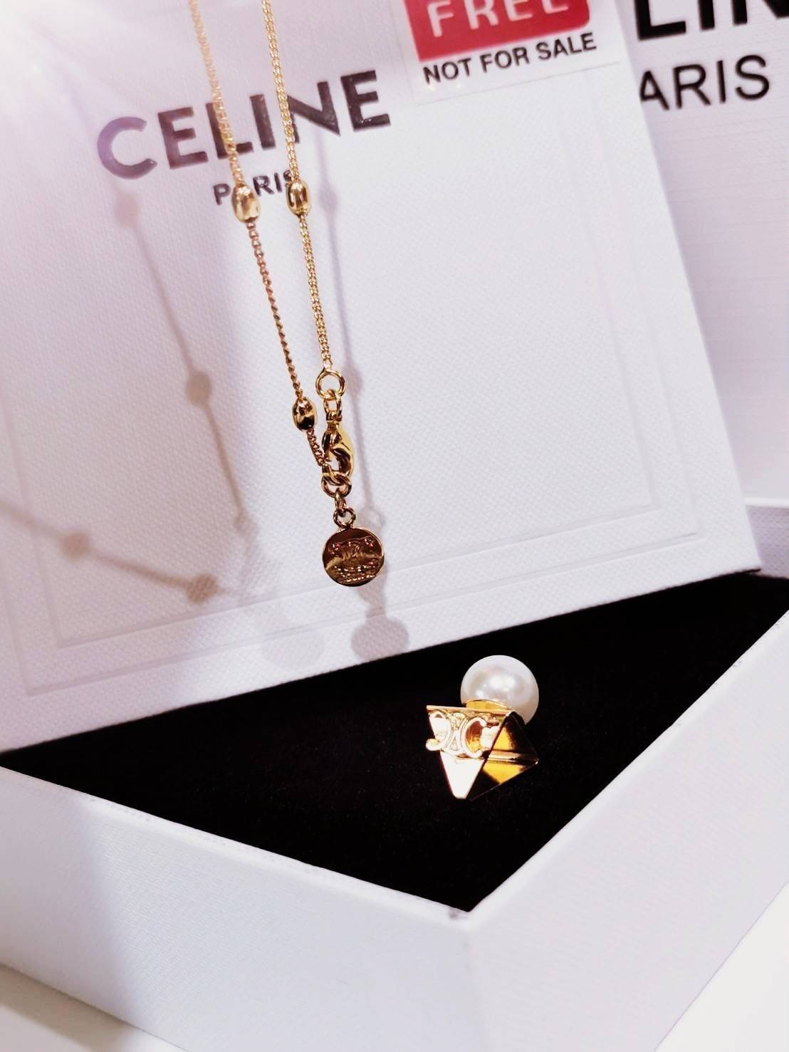 CELINE NECKLACE VIP สร้อยคอพร้อมจี้ดีไซน์สุดหรูคลาสสิคหายากชวนสะสมไอเท็มแบบนี้นานๆจะหลุดมาให้ช้อปจะซื้อใช้เองหรือมอบเป็นของขวัญก็เลิศหรูดูดี สินค้ามาพร้อม Original Package ถุงผ้ากำมะหยี่แบรนด์ กล่องและถุงกระดาษแบรนด์ Dutyfree ห้ามพลาดค่ะ!
