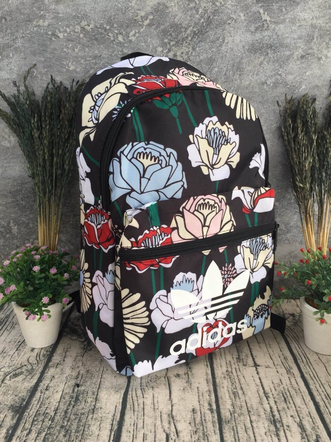 ADIDAS WOMEN ORIGINALS CROCHITA CLASSIC BACKPACK กระเป๋าเป้ แบบใหม่ล่าสุด พิมพ์ลายคลาสสิค ใช้เป็นกระเป๋านักเรียน หรือเป้กีฬาได้ ช่องใส่ของใหญ่แยกช่องสำหรับใส่หนังสือ และมีช่องหน้าใส่ของจุกจิก รูปแบบสวยทันสมัย ใช้ได้ทั้งชาย-หญิง วัสดุคุณภาพดี กันน้ำได้