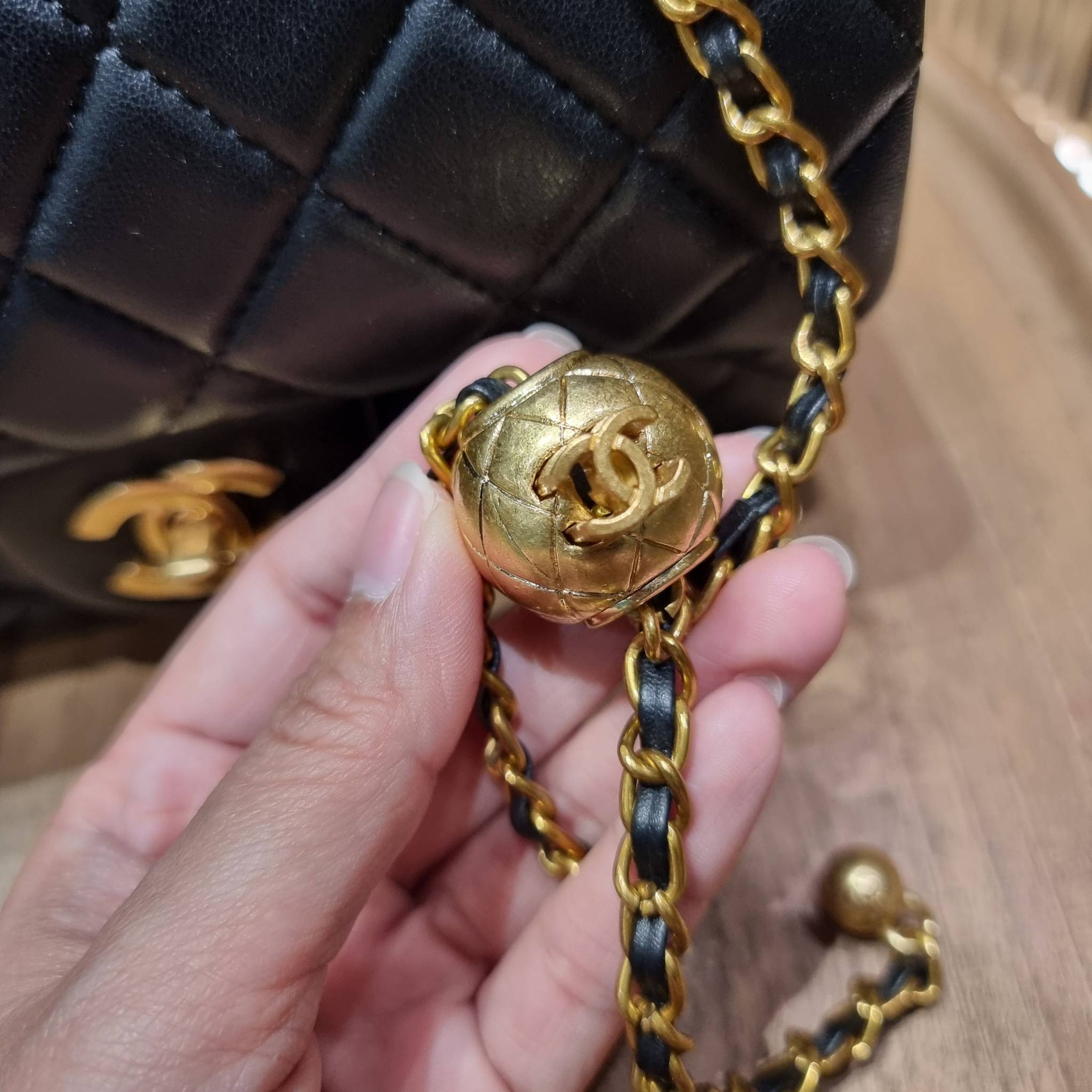 VIP 🥂 เซ็ทคือที่สุดของความคุ้ม CHANEL GIFT BOX SET สุดหรูชวนให้สะสม สุดยอดไอเท็มหายากพร้อมเสิร์ฟครบชุด สุดคุ้ม มาพร้อมกระเป๋าสะพายถึง 2 ใบ สุดหรูลิมิเต็ด จับคู่รุ่นยอดฮิต และที่พิเศษยังมีน้ำหอมตัวท็อปมาให้อีก chanel no.5 ที่แสนจะเย้ายวน ในขนาด 7.5