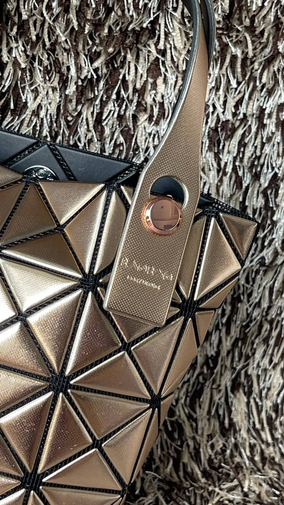 BAO BAO ISSEY MIYAKE PLATINUM COFFRET สะท้อนแสงเพื่อสร้างสินค้าระดับพรีเมียมที่ให้ความเงางามที่เหนือกว่า เพิ่มความหรูหราและโดดเด่นให้กับ เพราะมีความแวววาวและเป็นประกาย