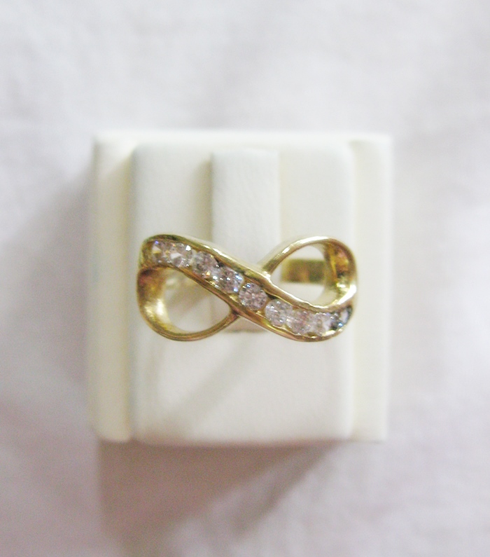 แหวนอินฟินิตี้ประดับเพชรเนื้อทองเหลืองเสริมเรื่องความรักการงานค่ะ